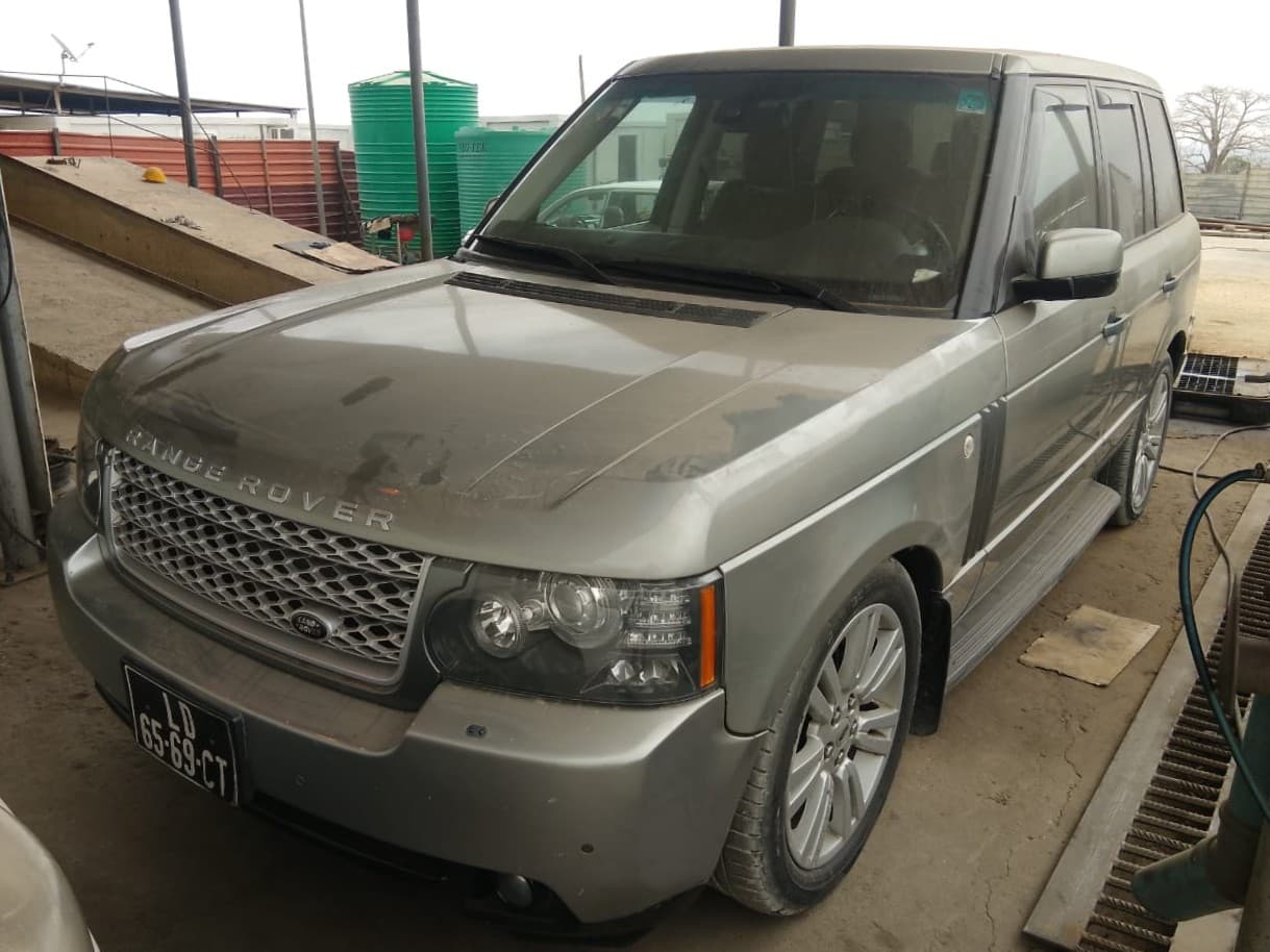 Veículo ligeiro de passageiros e mercadorias da marca Range Rover, modelo VOGUE SPORT