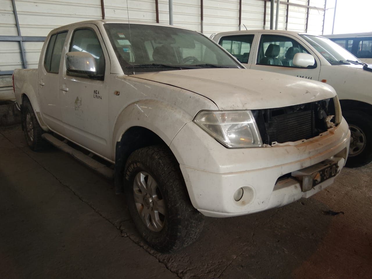 Veículo ligeiro de passageiros e mercadorias da marca Nissan, modelo Navarra,
