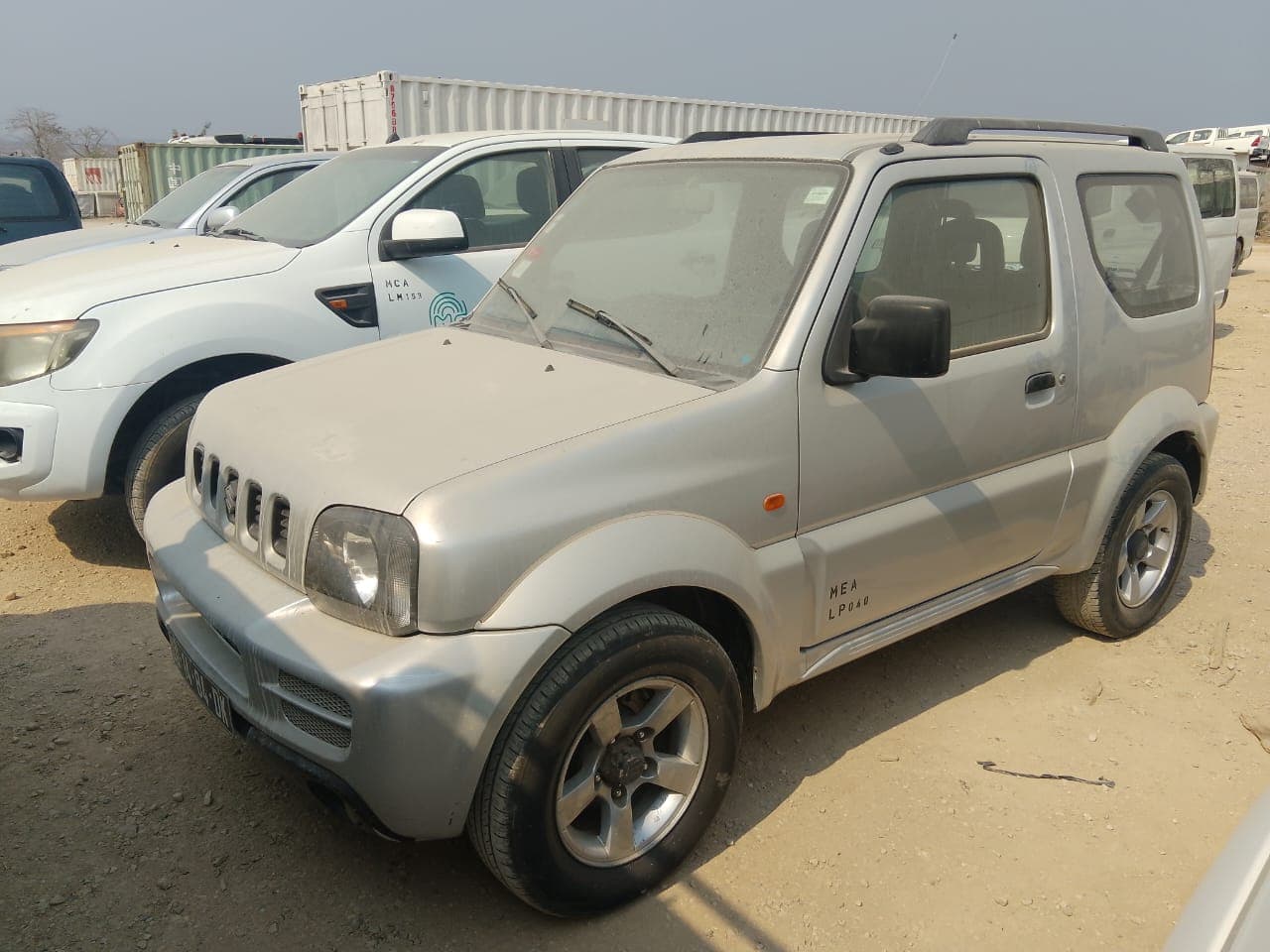 Veículo ligeiro de passageiros e mercadorias da marca Suzuki, modelo Jimmy JX