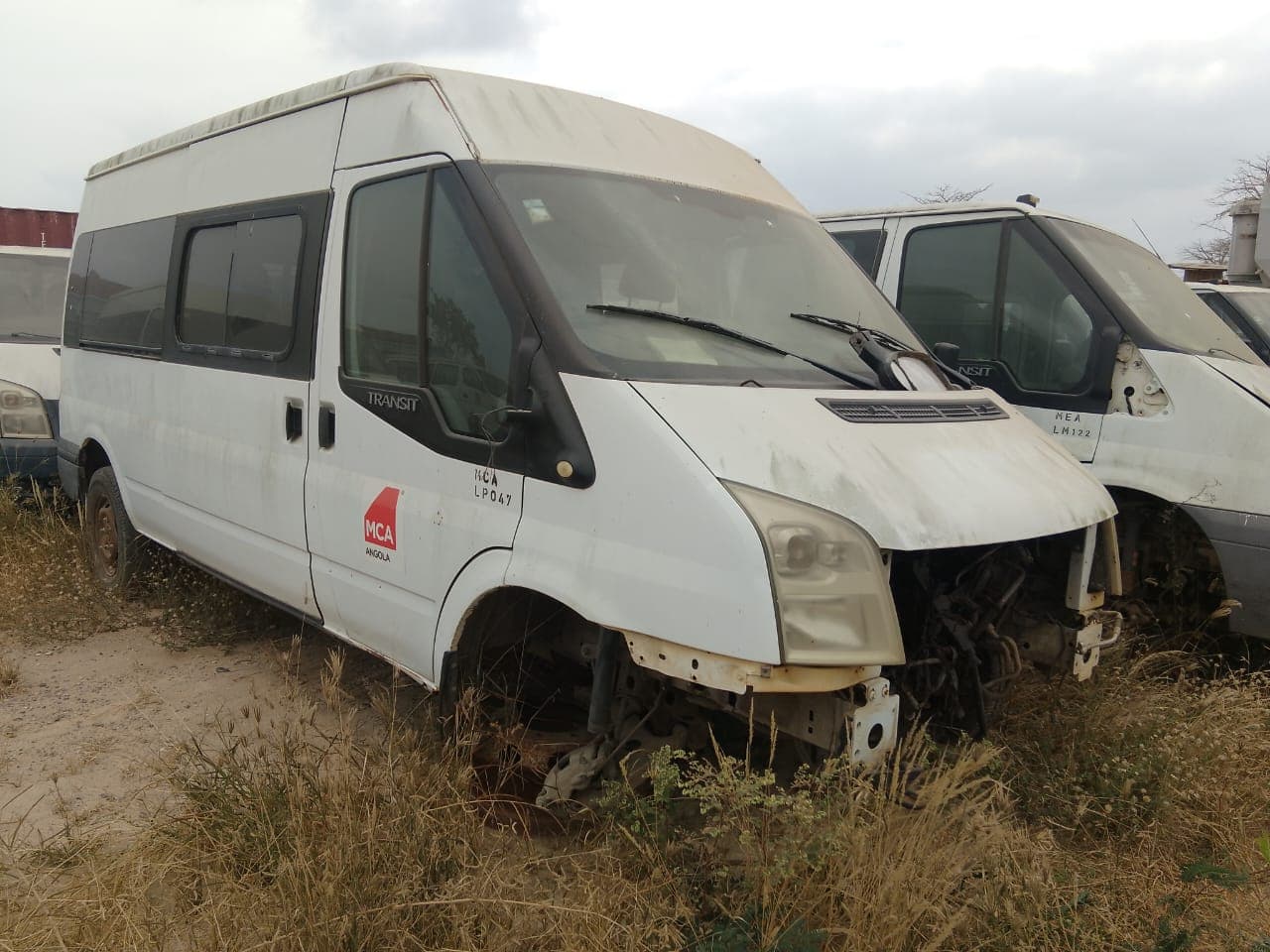 Veículo ligeiro de mercadorias da marca Ford, modelo TRANSIT BUS
