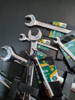 CONJUNTO DE 8 CHAVES COM ROQUETE NA BOCA E NA LUNETA