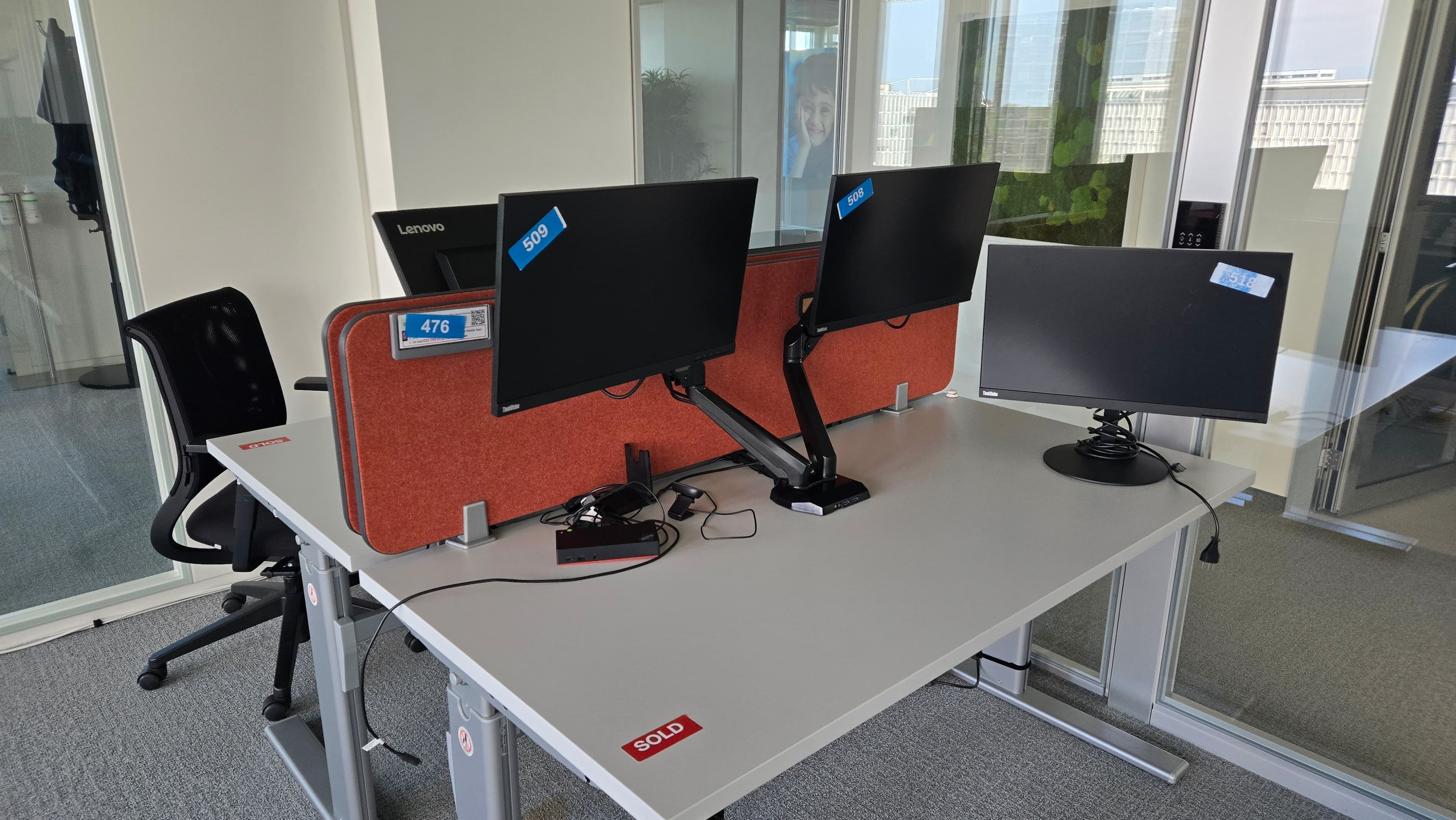 Espace de travail hybride avec mobilier design