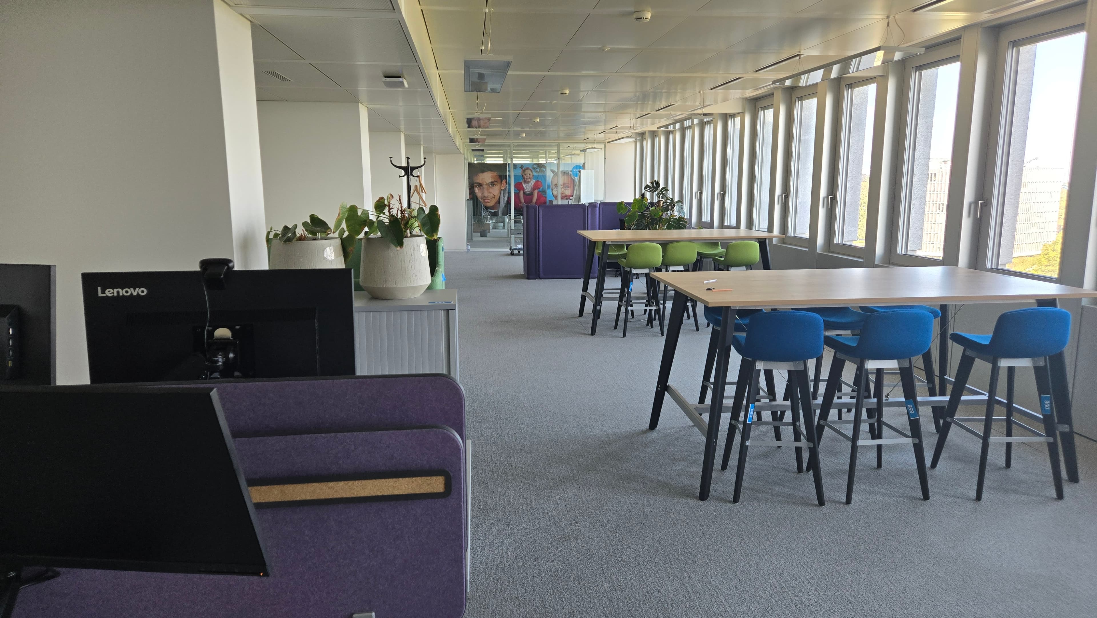 Zone de coworking colorée