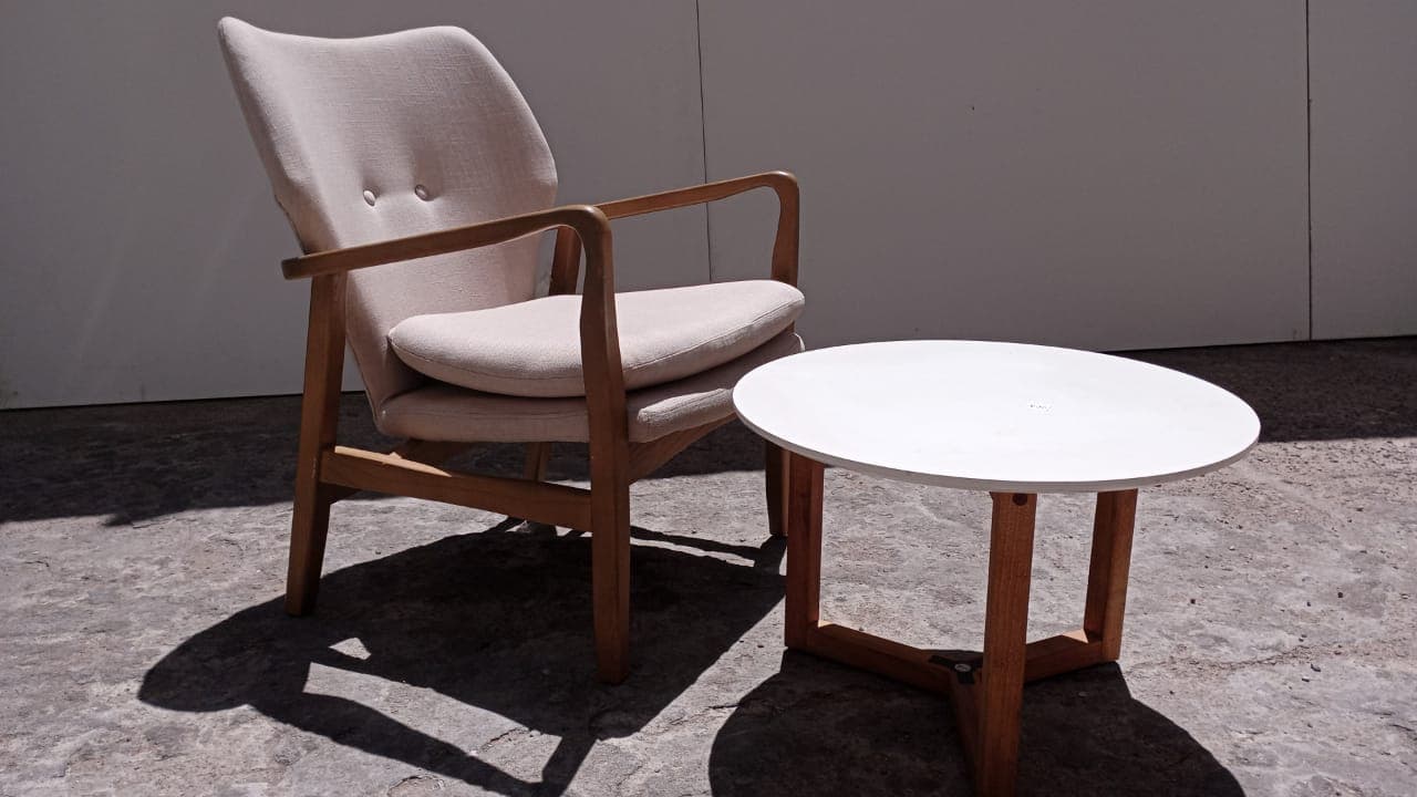 Uma cadeira e uma mesa