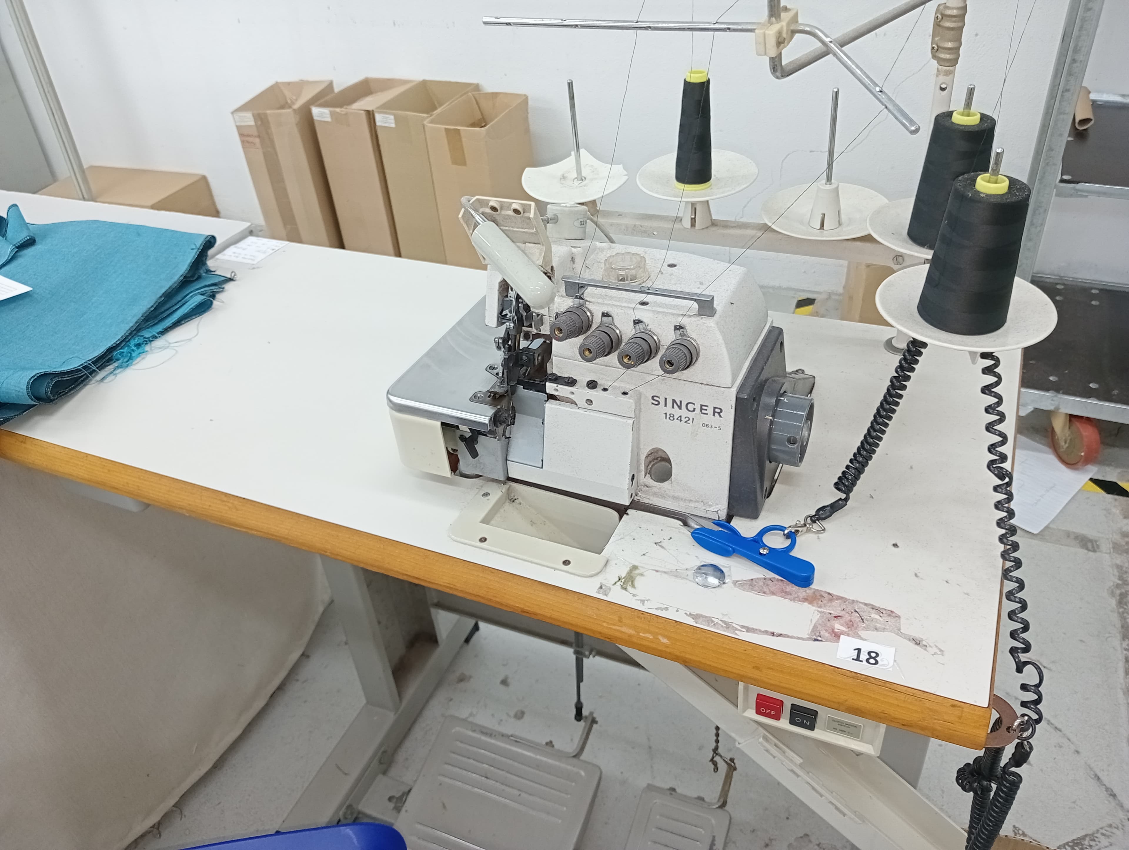 Máquina de corte e cose