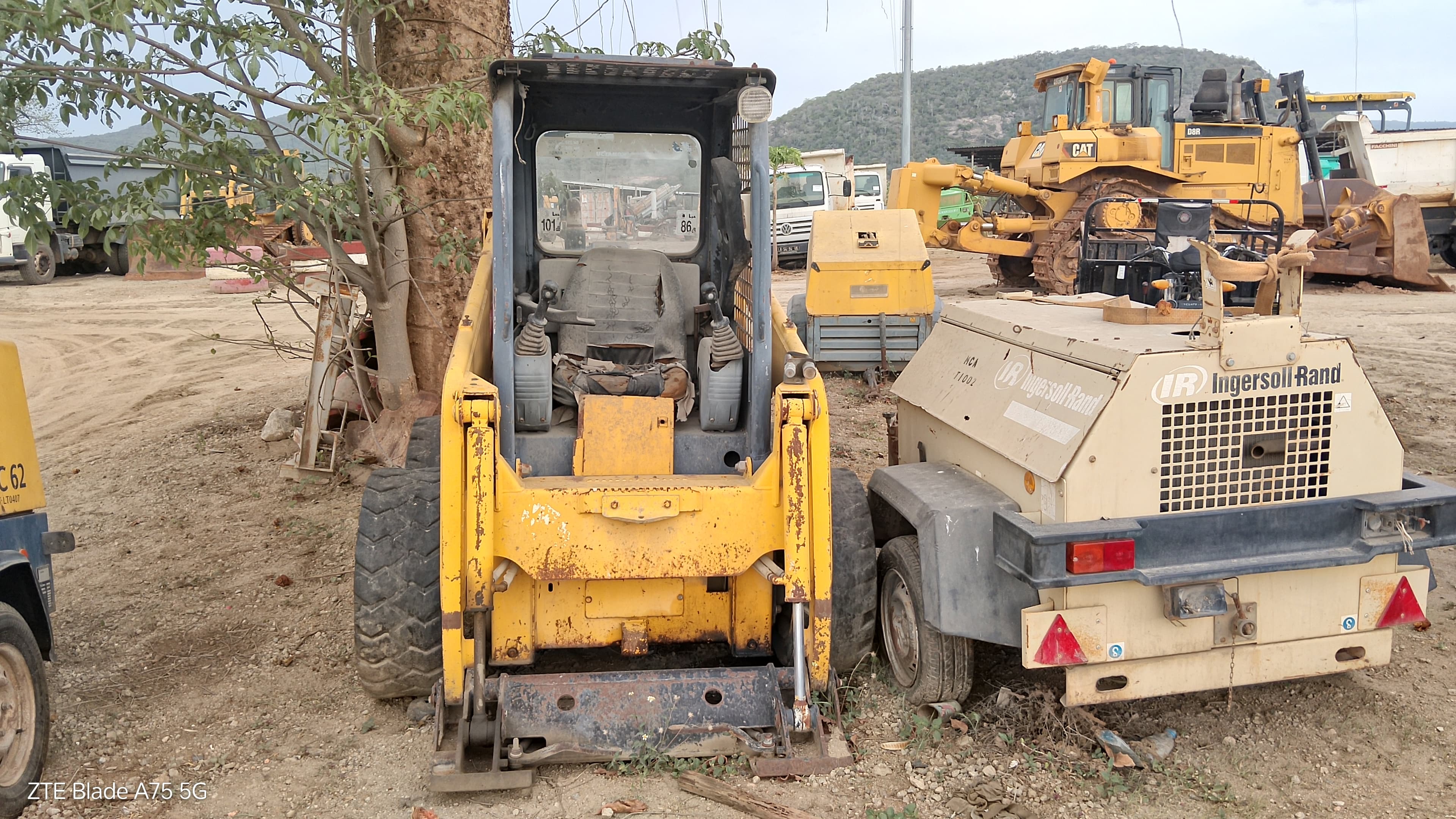 Mini Pá Komatsu SK714