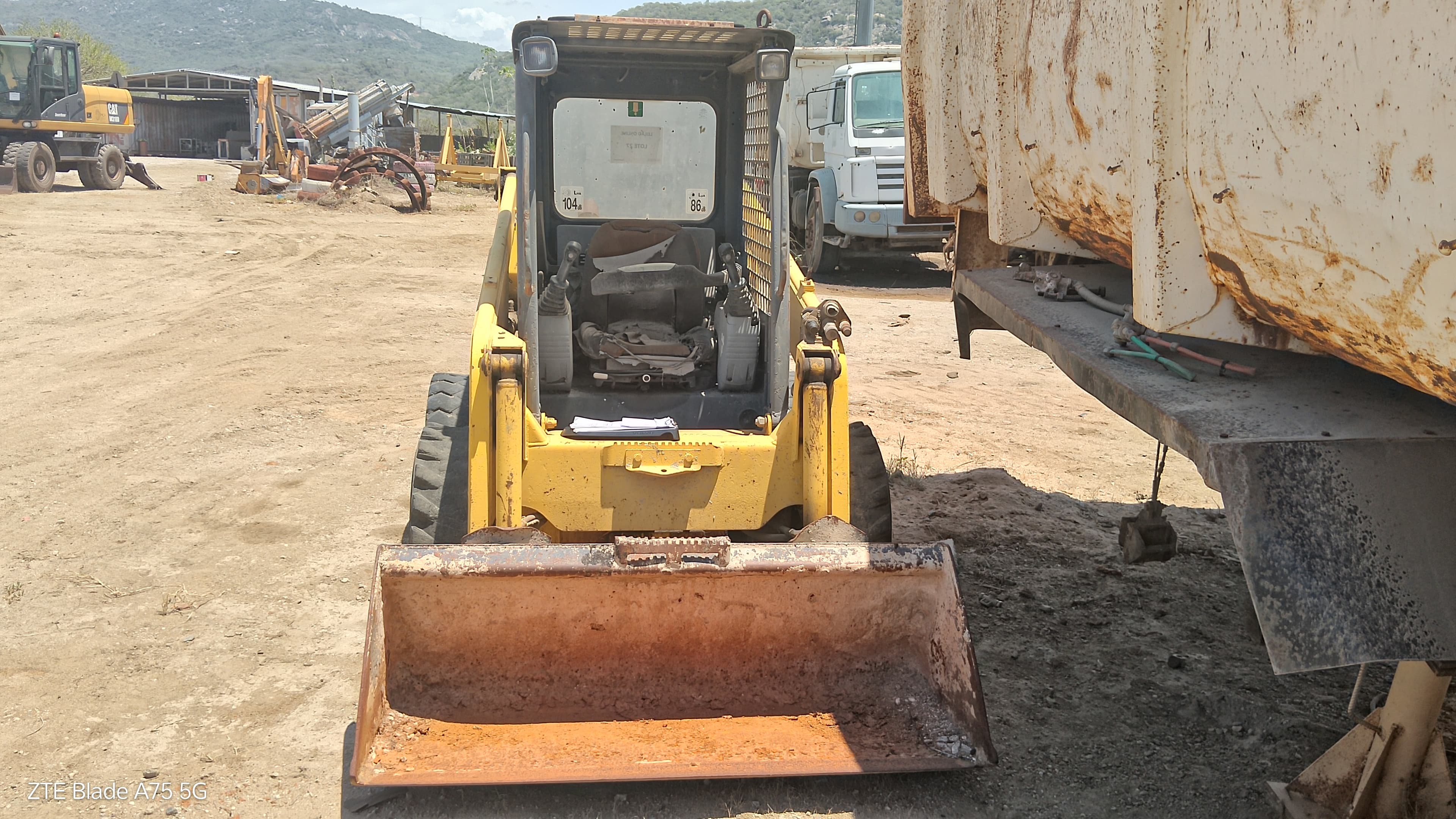 Mini Pá Komatsu SK714