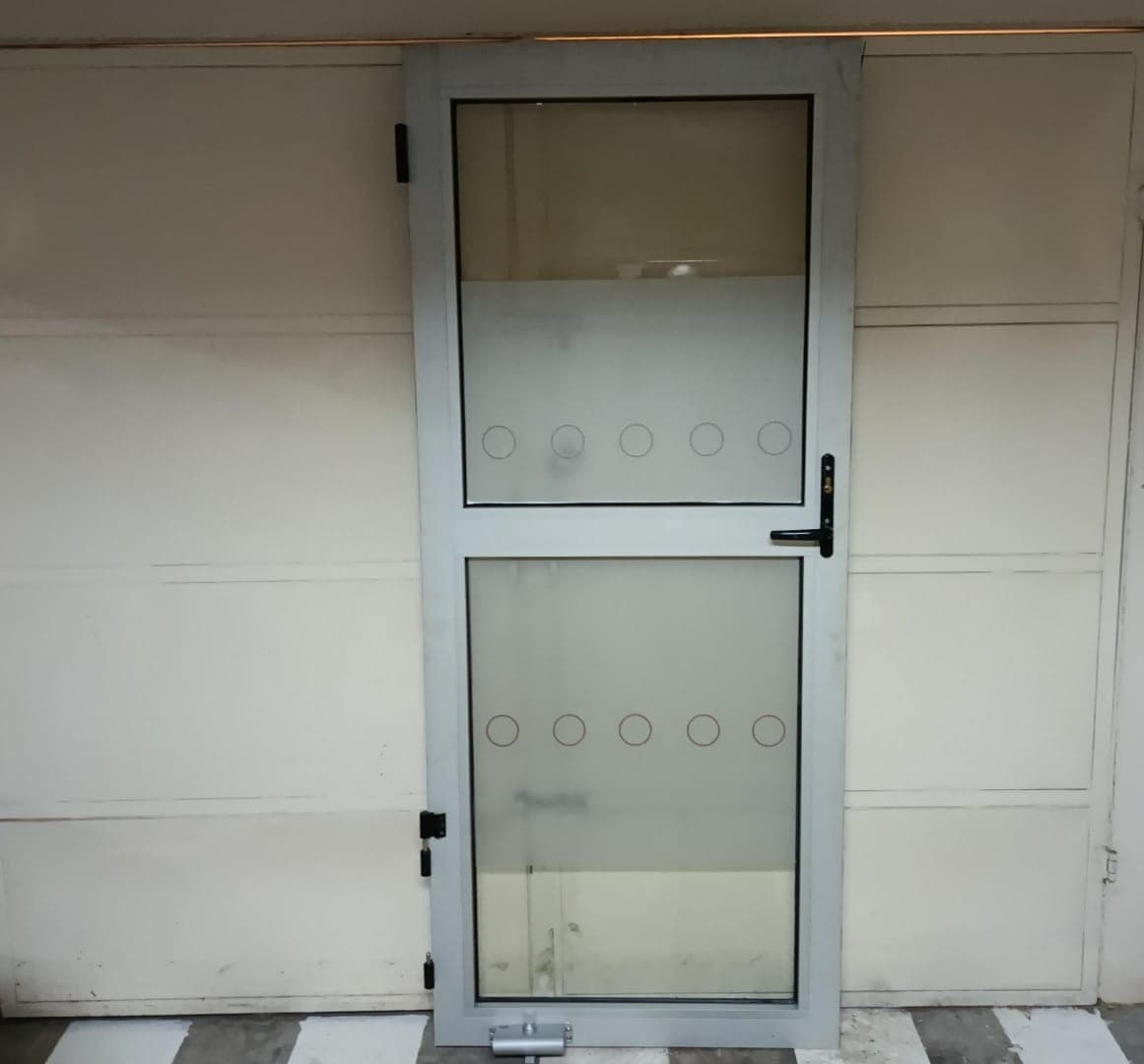 Porta de vidro e alumínio