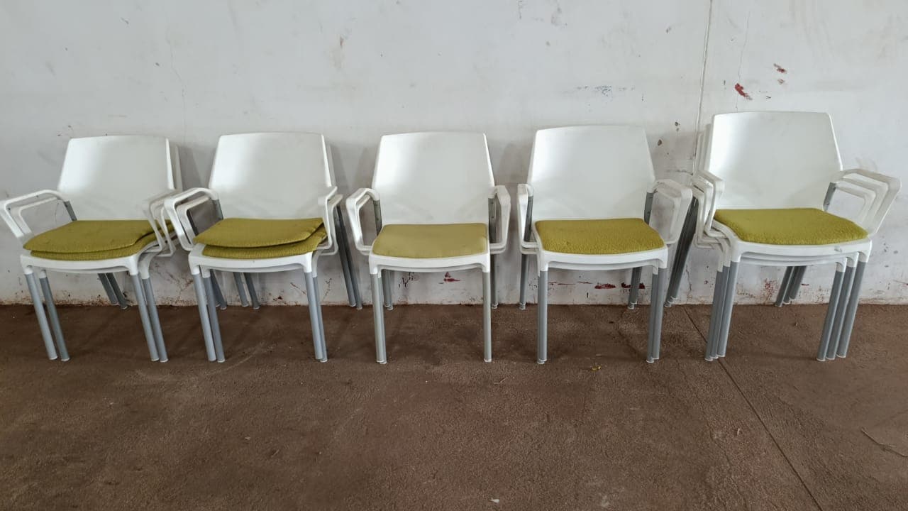 Cadeiras plásticas