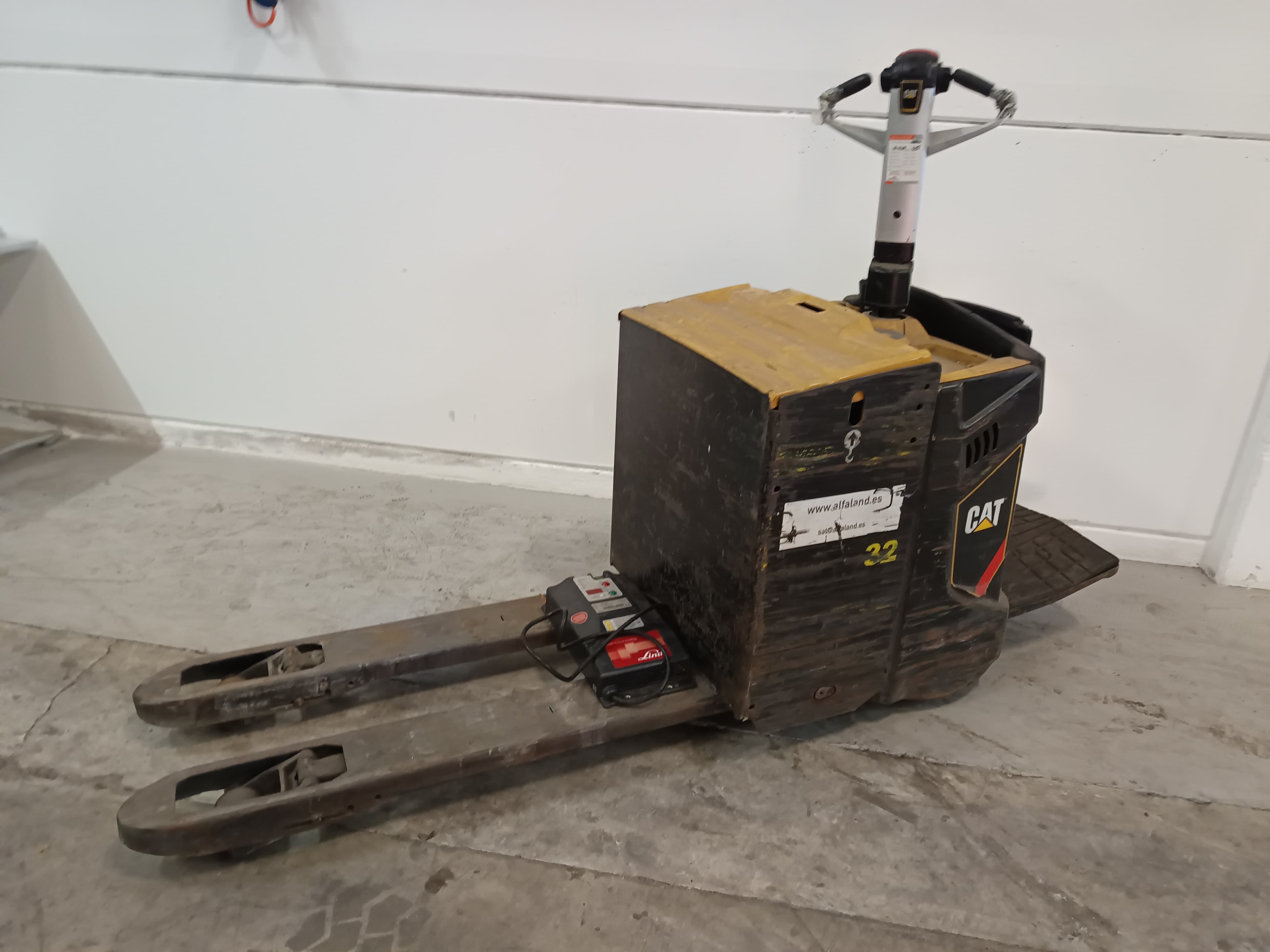 Porta Paletes Elétrico CAT · Ano 2019