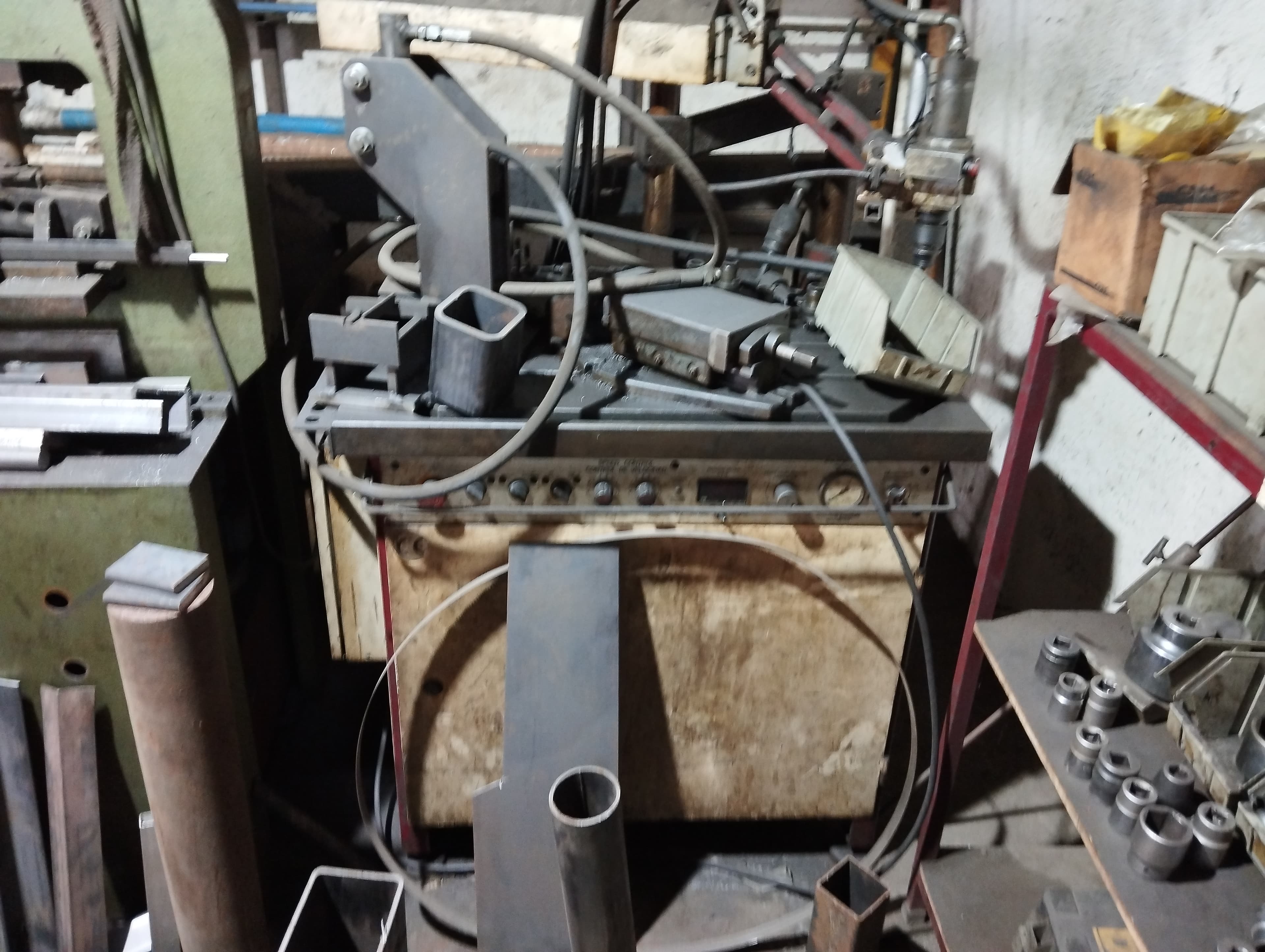 Máquina de rosquear com braço articulado