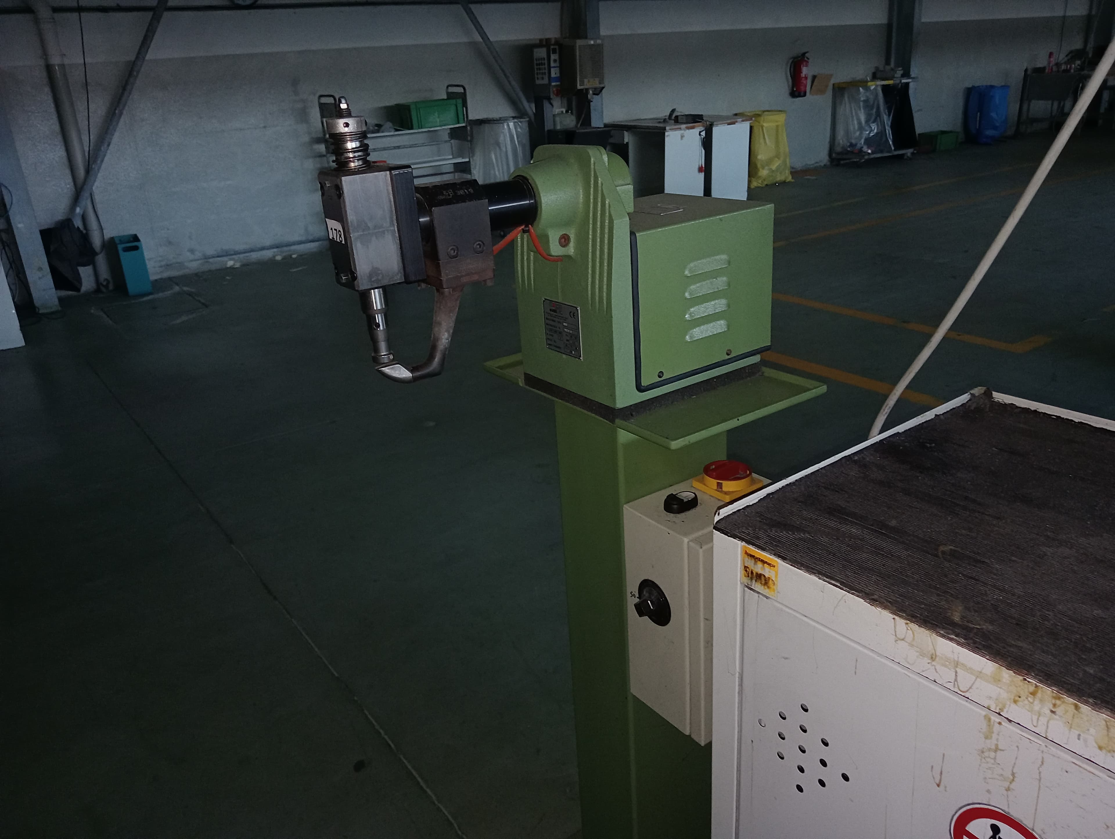 Máquina de Rebater Costuras