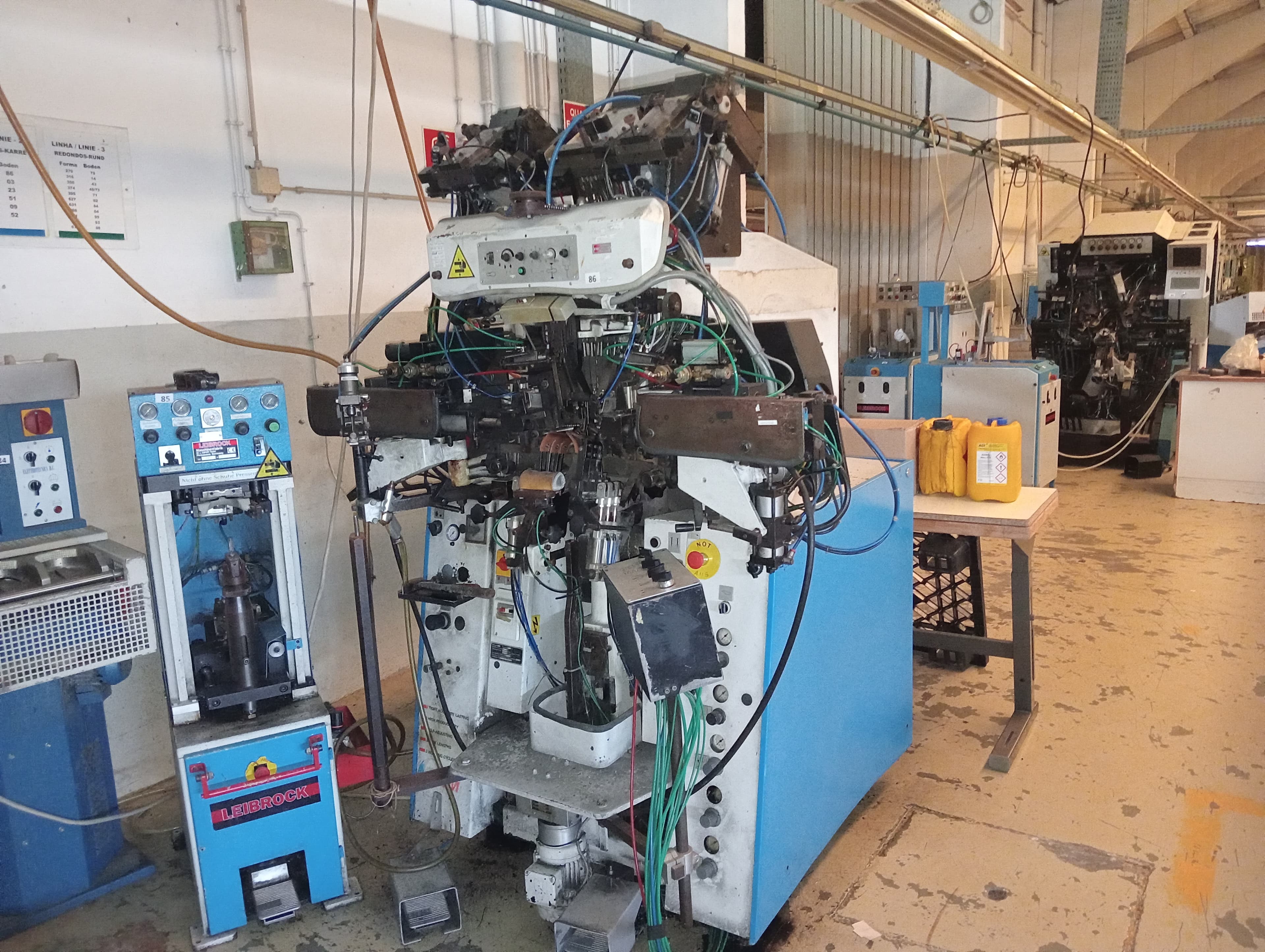 Máquina de fechar calcanheiras