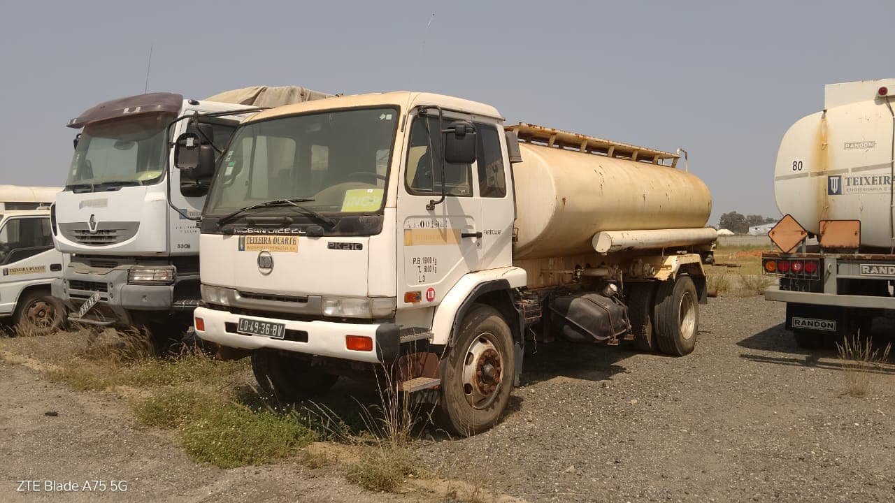 Camião cist. água 10m3 Nissan PKC210