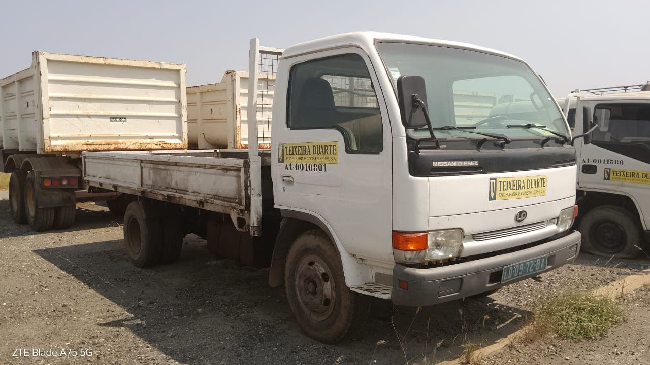 Camião de caixa conv. Nissan Cabstar
