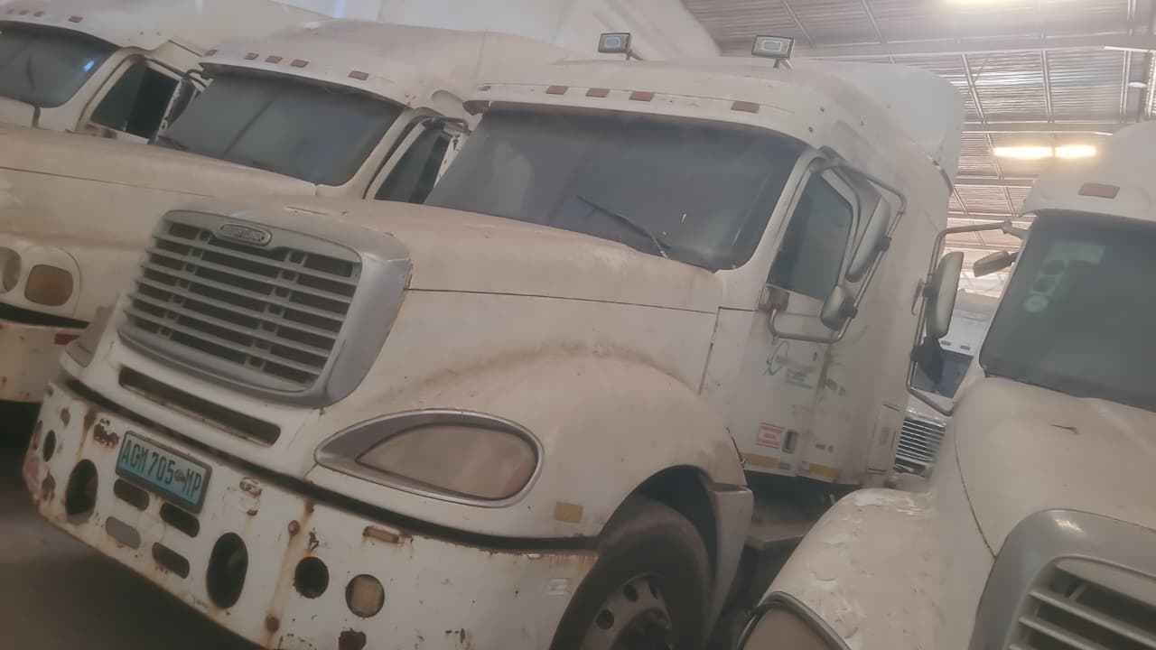 FREIGHTLINER Columbia - 2004
