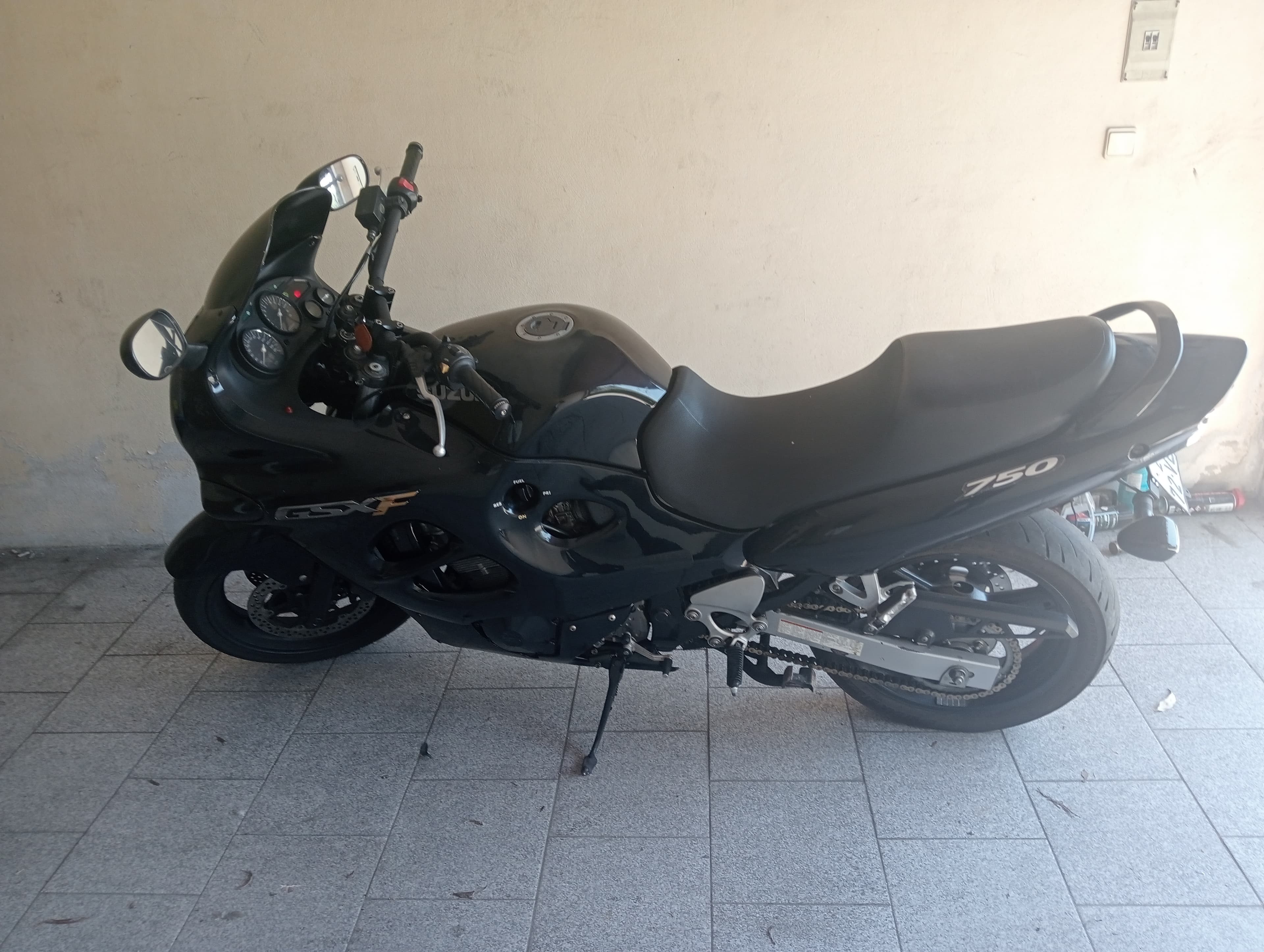 SUZUKI GSX 750F