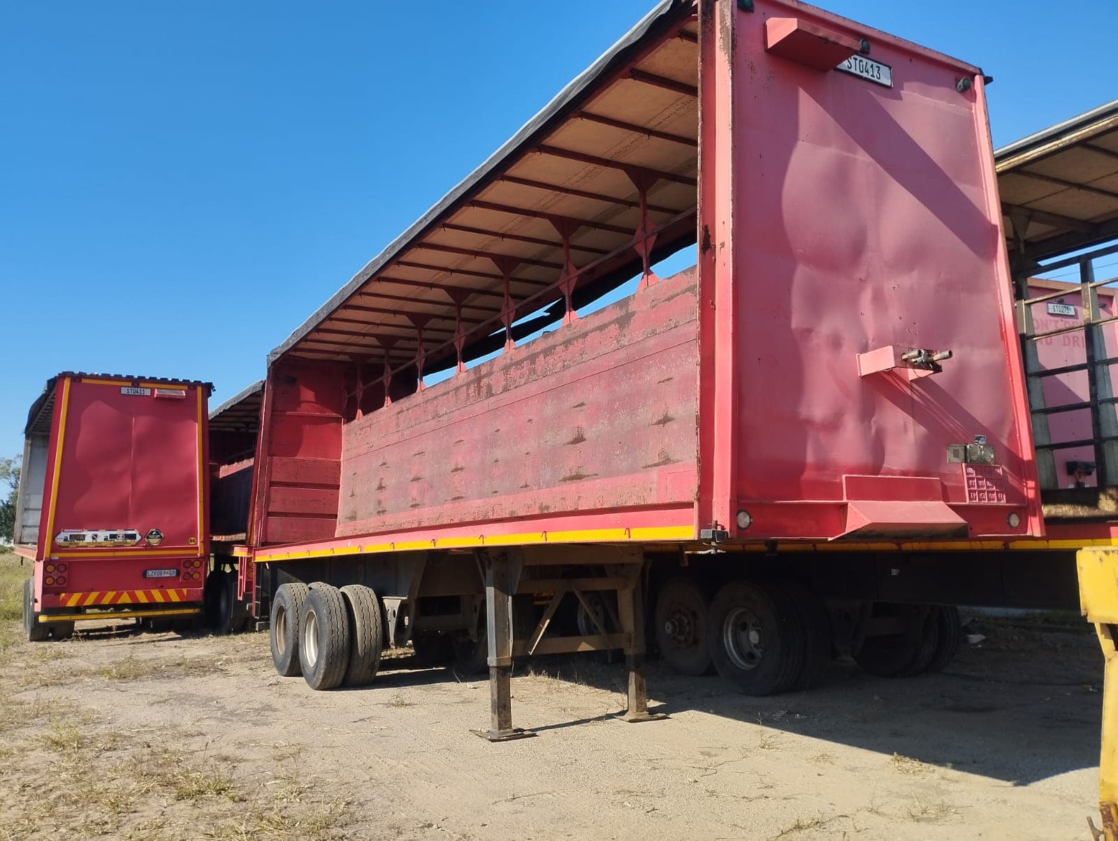 Semirreboque - Henred/Frufhuf double axle tautliner