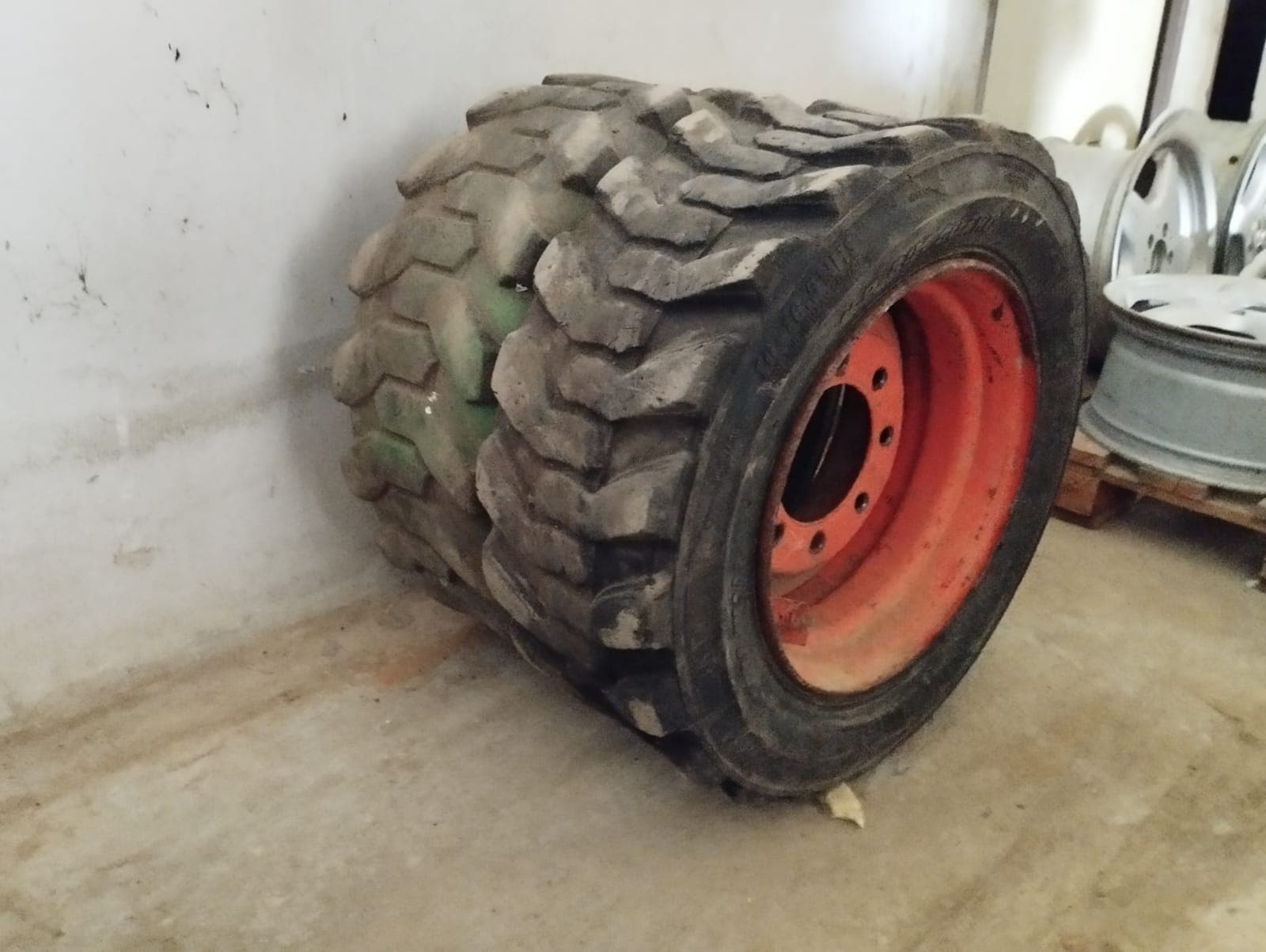 Pneus c/ jantes para minicarregadora Bobcat