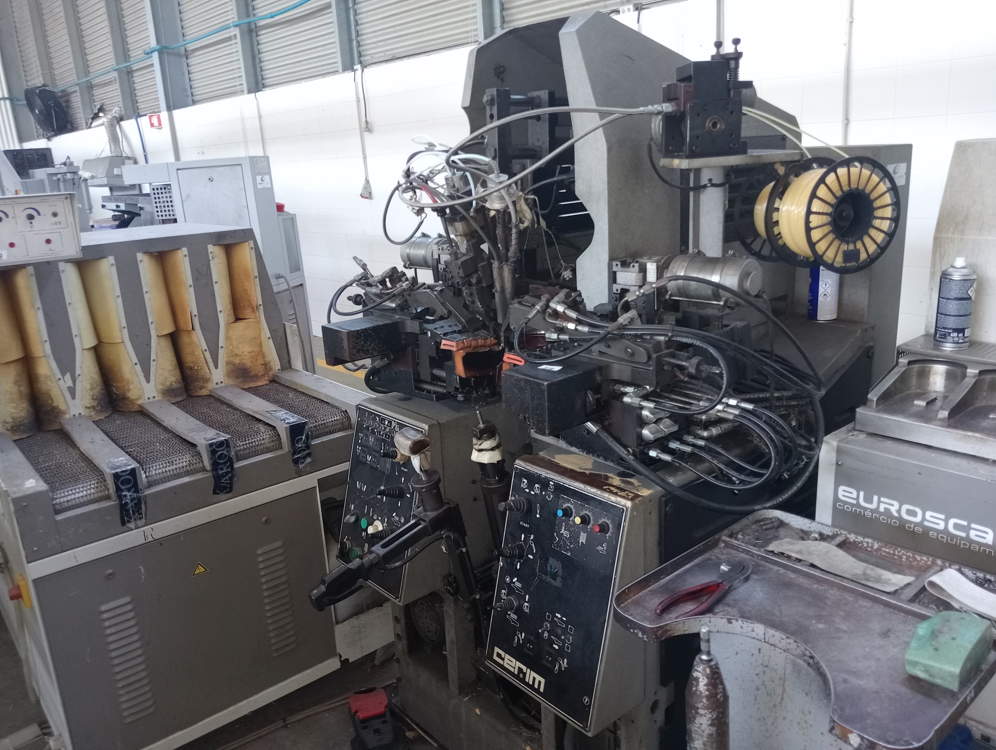 Máquina de Fechar Calcanheiras