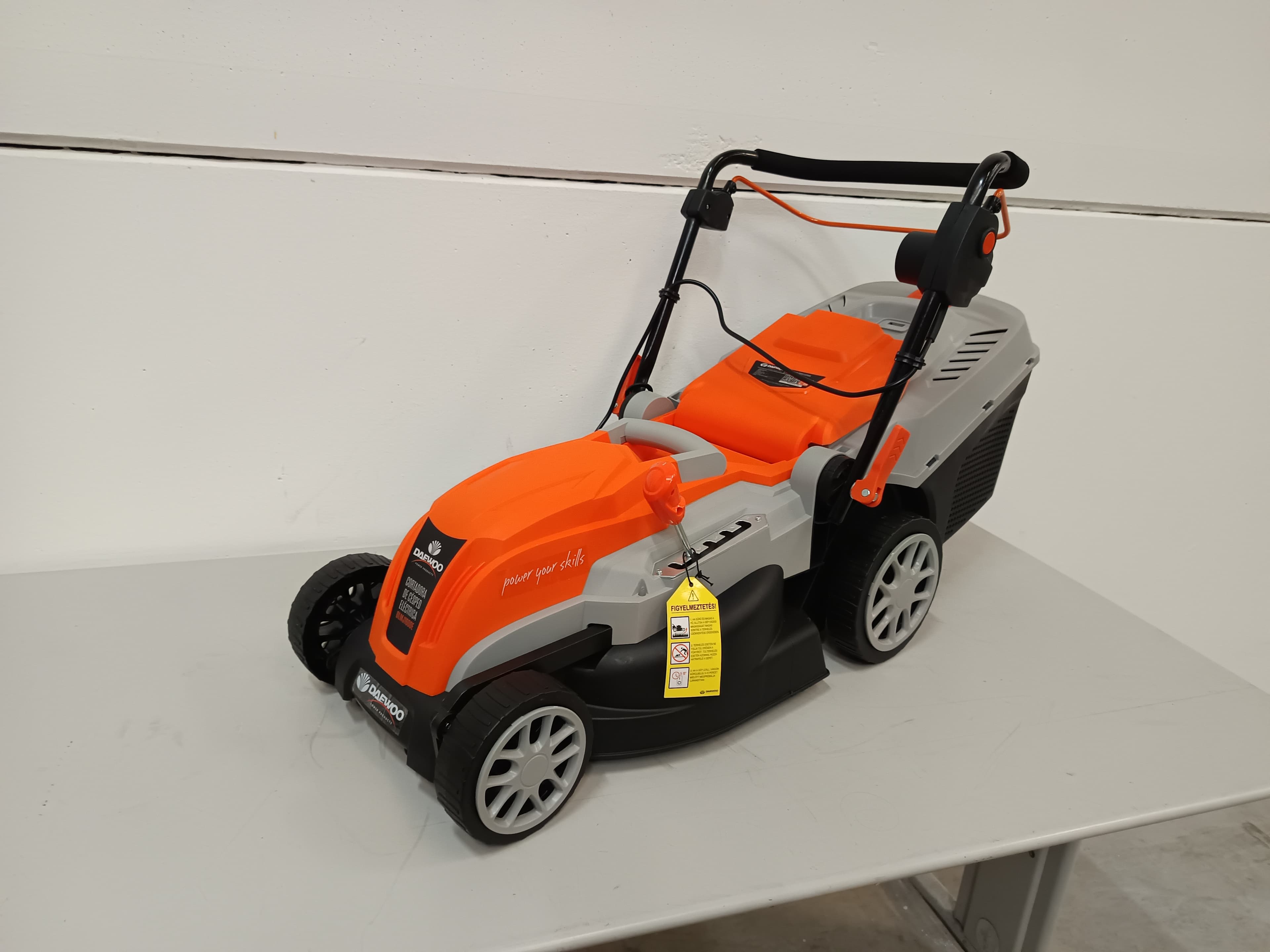 Máquina de cortar relva Daewoo
