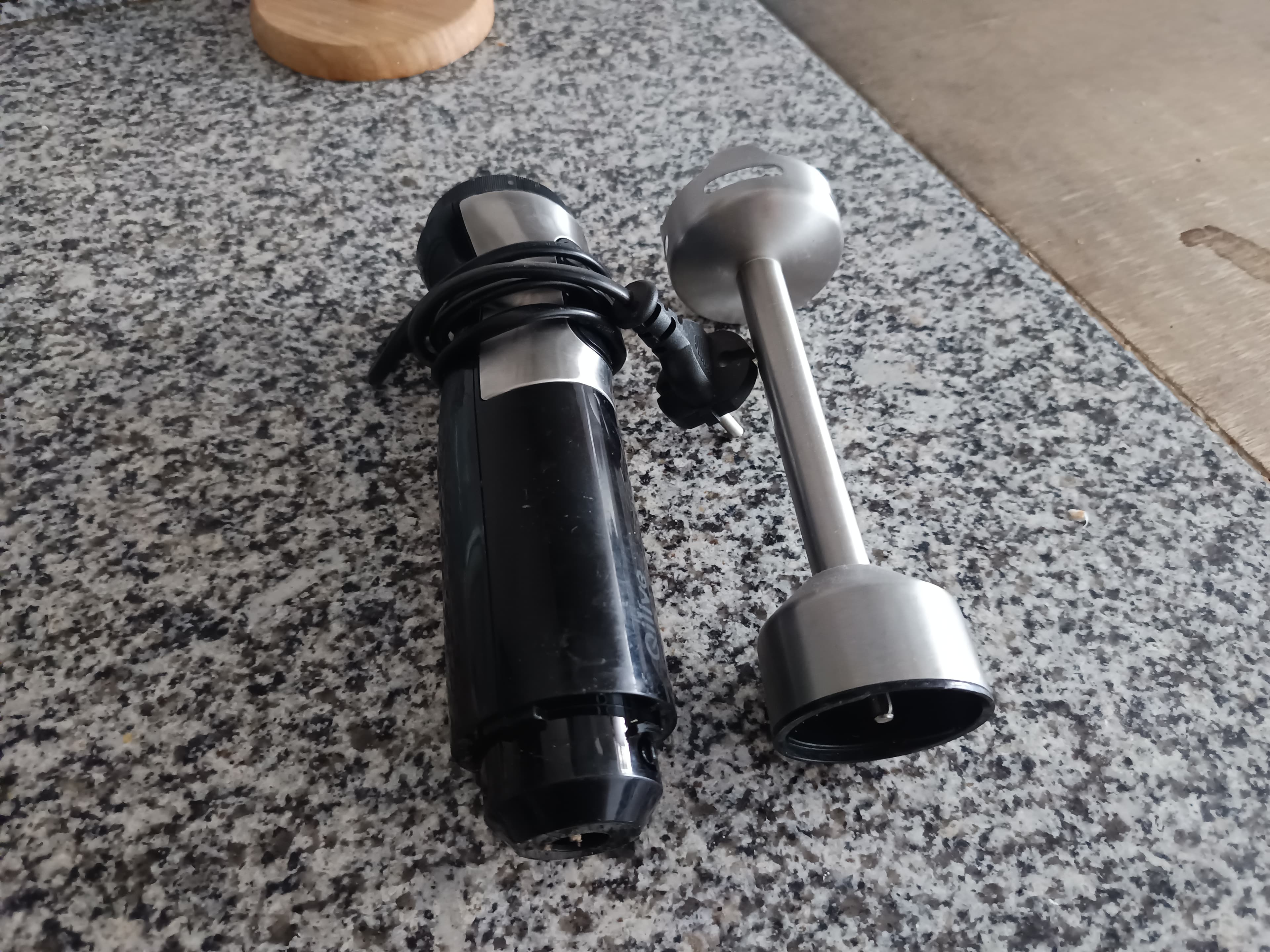 Varinha mágica, utensílios, fritadeira e ventilador.