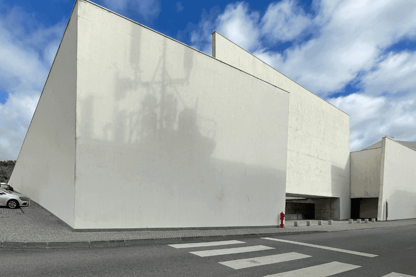 Hay una iglesia y un centro comunitario contemporáneos en subasta en línea por 441 mil euros