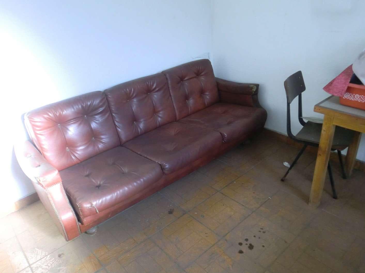 2 Cadeiras com rodas, 2 secretárias em madeira, 1 monitor CRT, 1 teclado, 2 sofás, 2 televisões, 2 sofás individuais, 2 cadeiras, 1 impressora — imagen 3