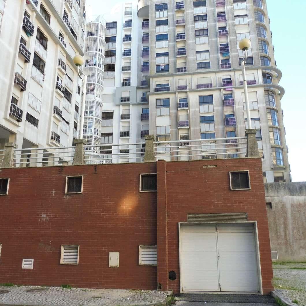 IMOVEL - Prédio Urbano - Fração Autónoma "E", corresponde a uma garagem com o n.º 5, no prédio sito na Rua A ... — image 2