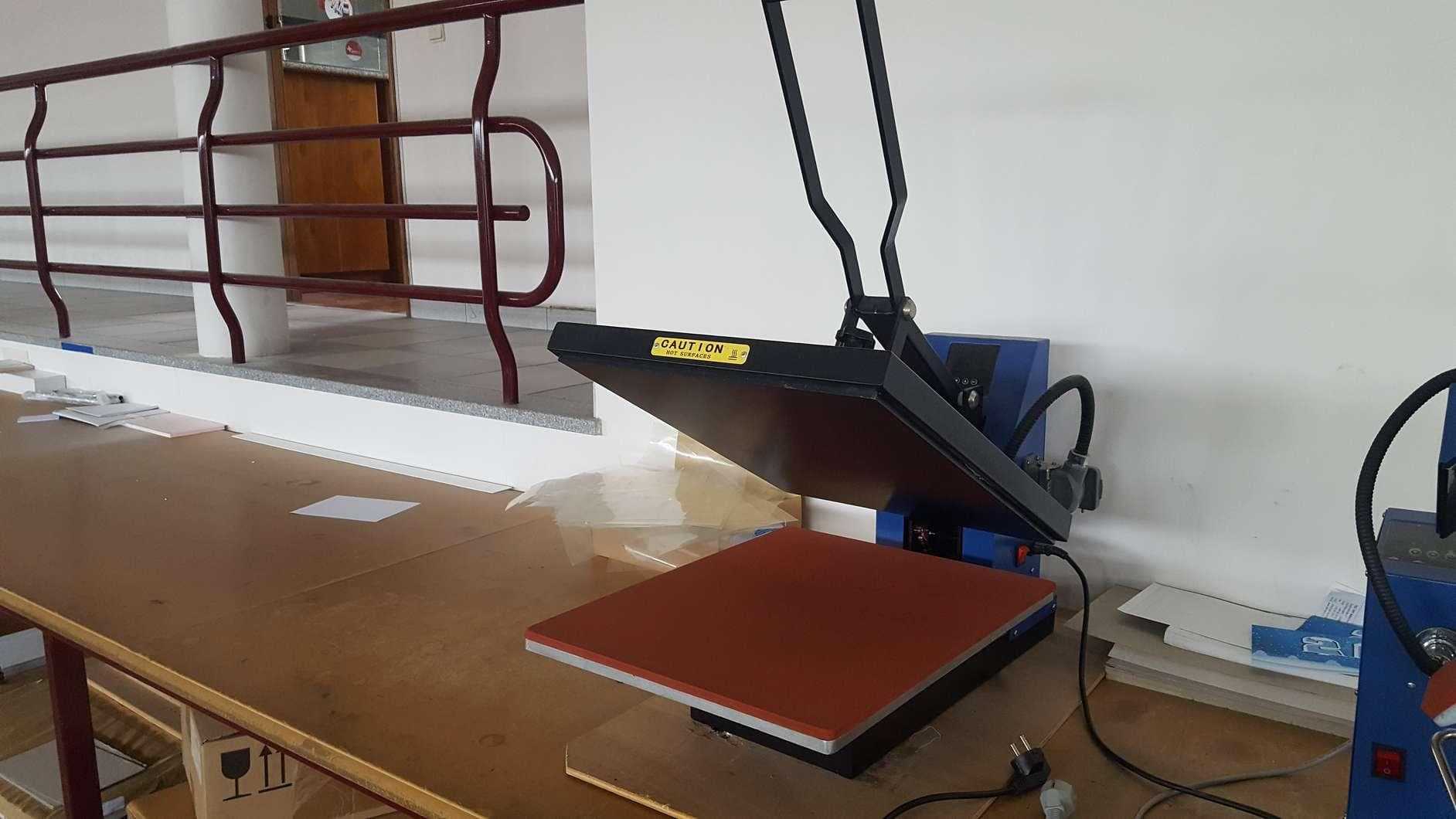 Agrafadora de pedal. + 2 Prensas térmicas para estampagem têxtil, sem marca visível. · — imagen 15
