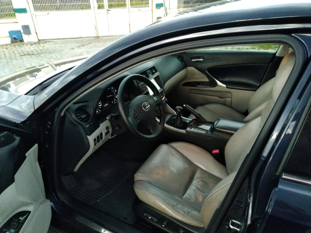 Lexus IS 220D · Ano 2009 — imagem 7