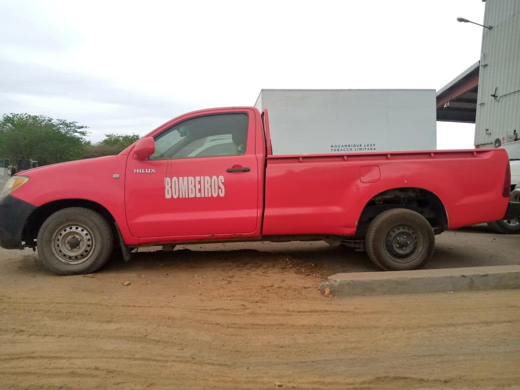 Toyota Hilux 3,0 D4D Cabine simples 4X2 · — image 8