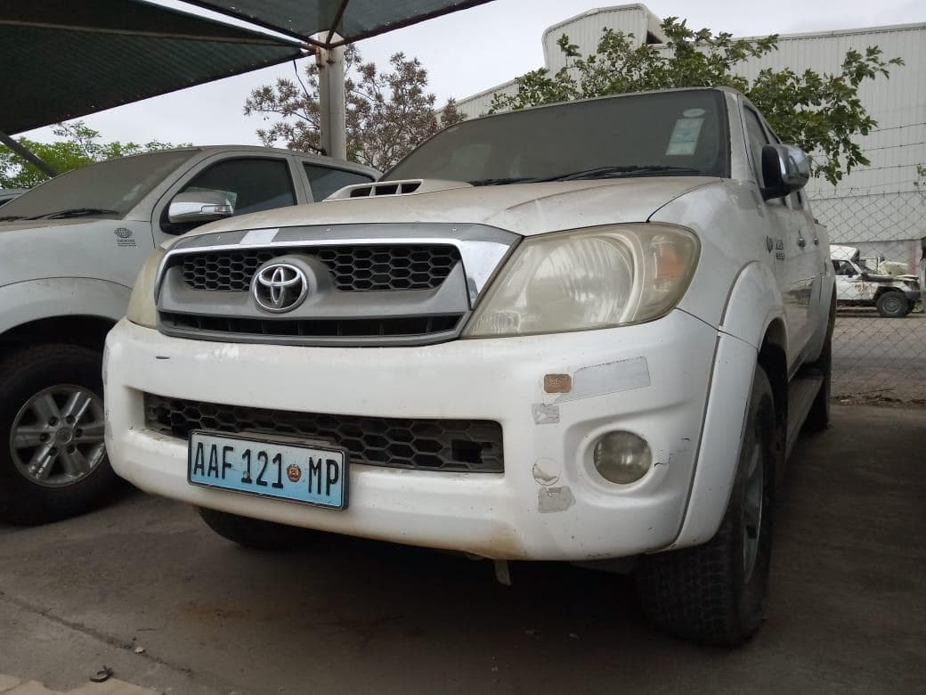 Toyota Hilux 3.0 D4D 4X2 Dupla cabine · — image 3