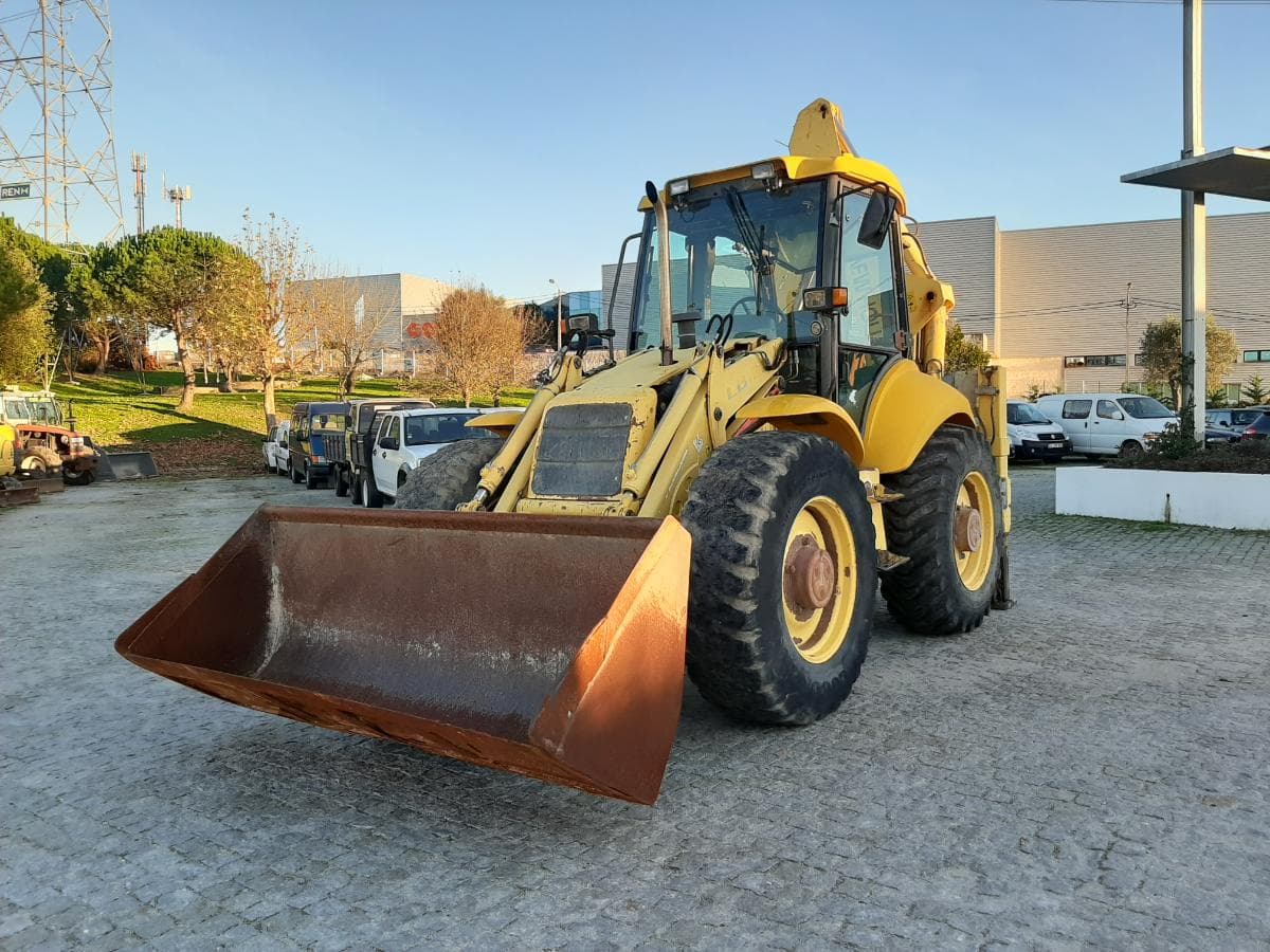 Retroescavadora New Holland LB 115 · Ano 2004 — image 3