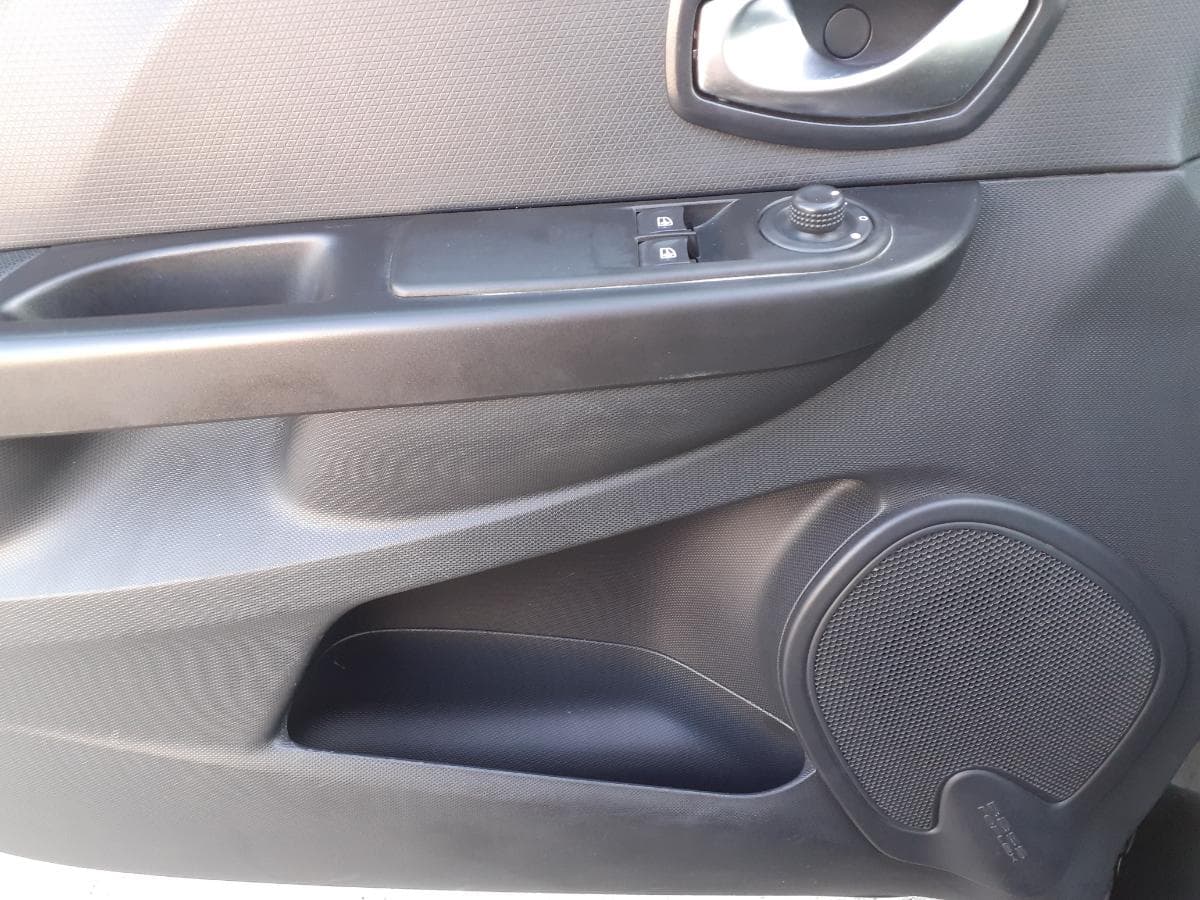 Renault Clio 0.9 TCE · Ano 2015 — imagen 9