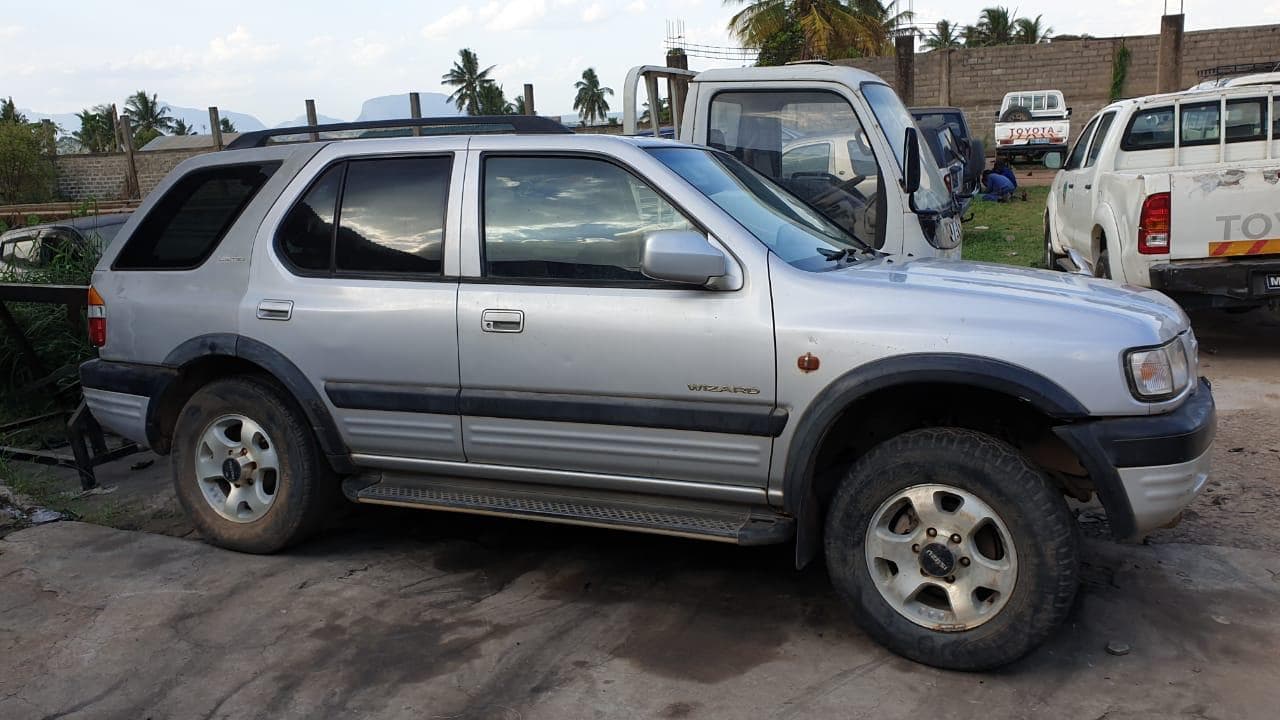 Isuzu Wizzard · — image 2