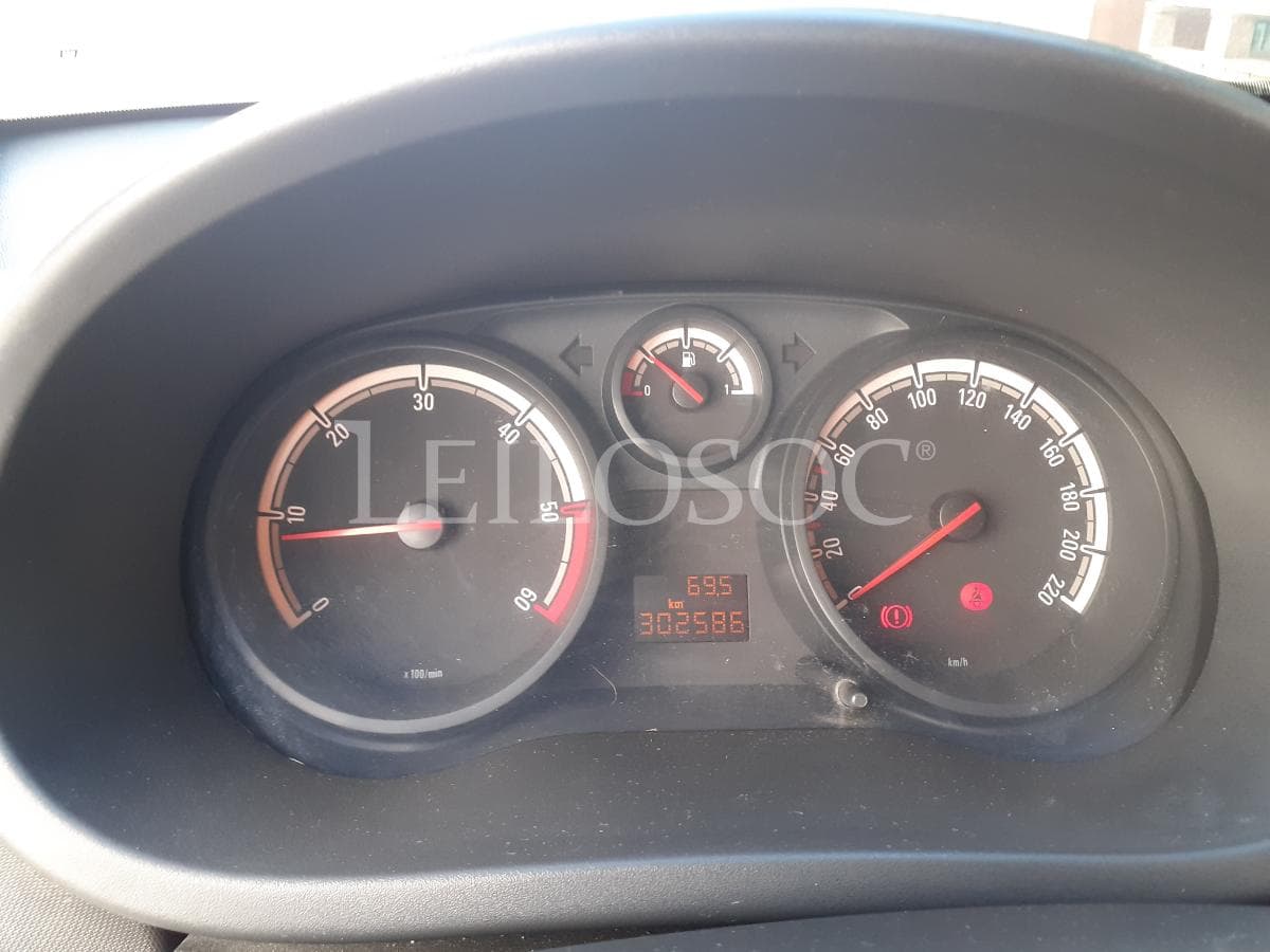 Opel Corsa VAN 1.3 CDTI · Ano 2010 — image 11