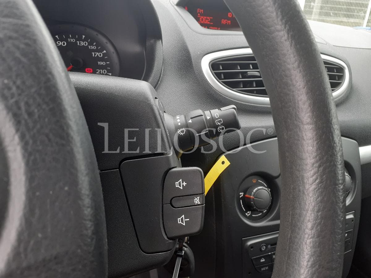 Renault Clio 1.5 DCI · 2 Lugares · Ano 2011 — imagem 13
