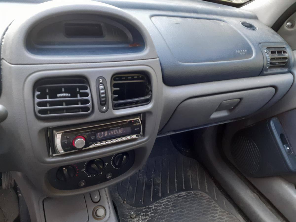 Renault Clio · Paredes — image 17