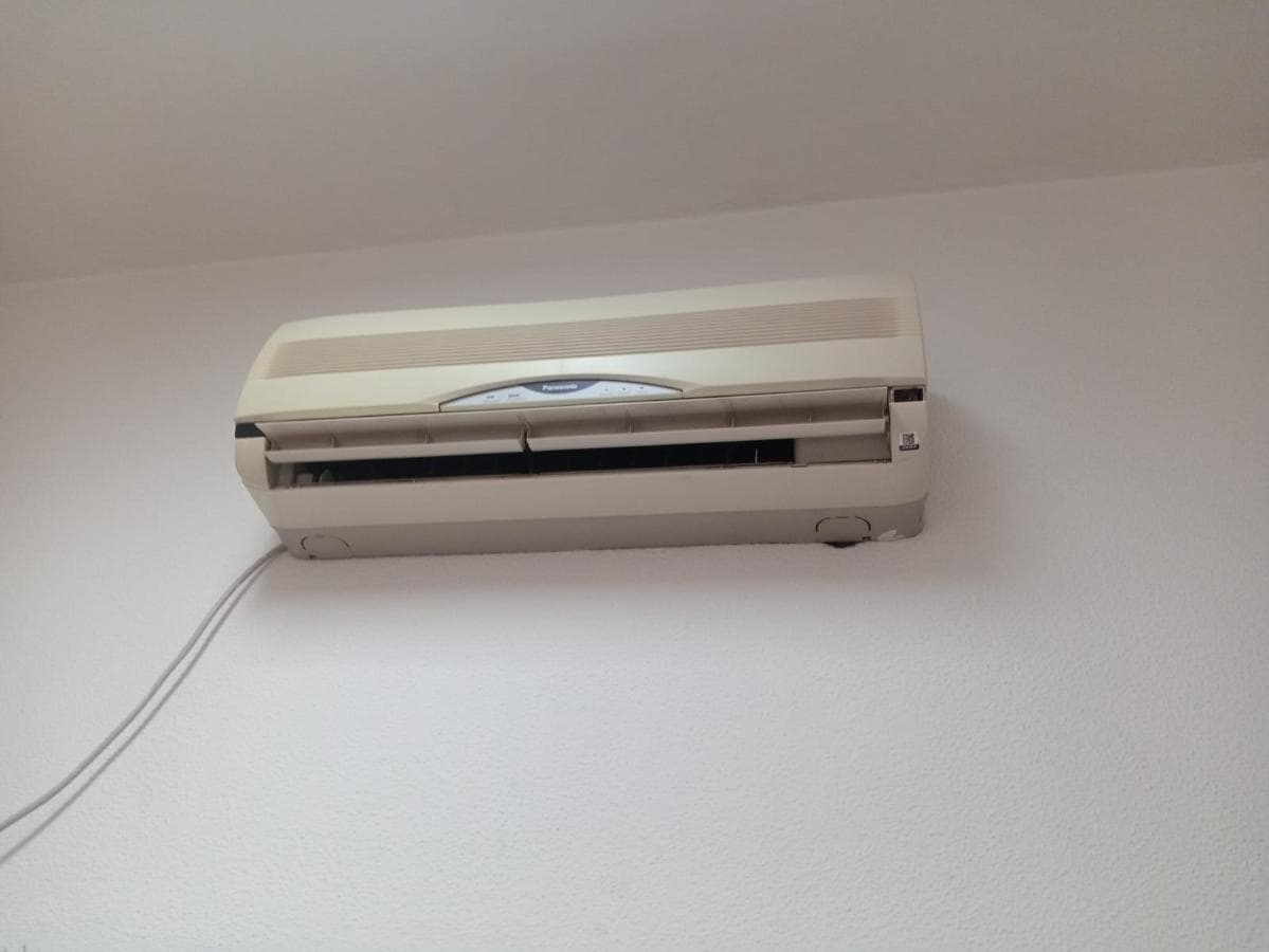 Muebles de oficina y aire acondicionado Panasonic · — imagen 2