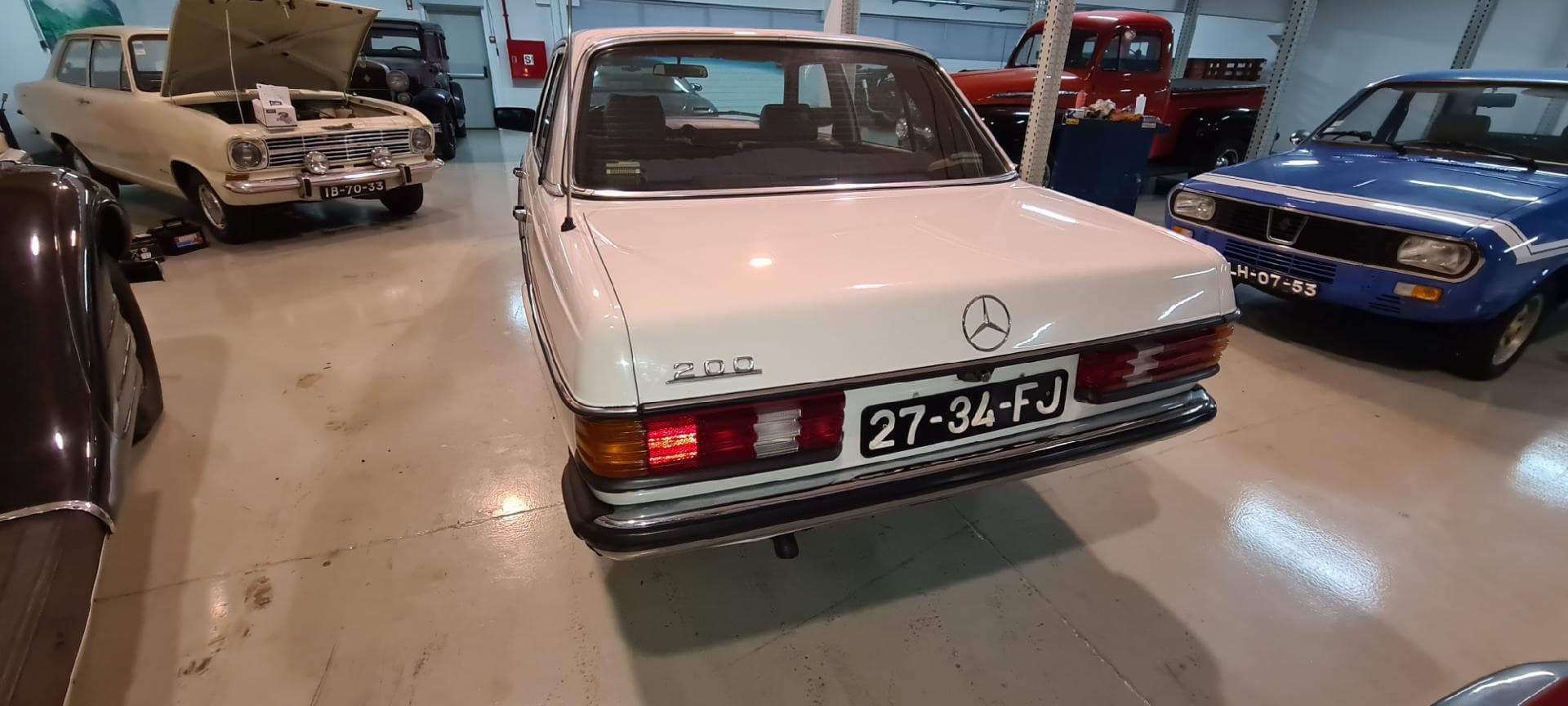 Mercedes-Benz 200 - 1981 — imagen 4
