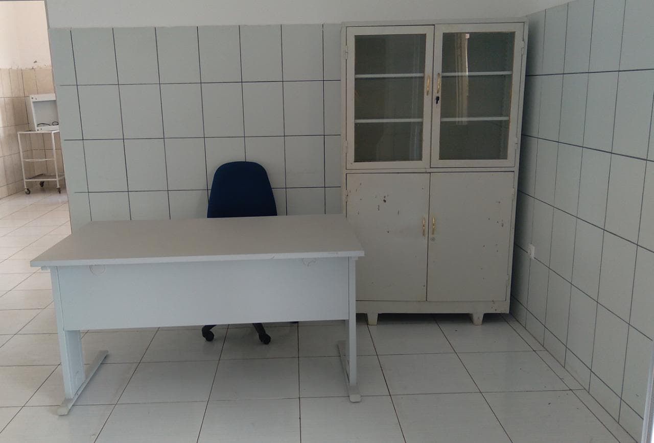 Escritorio, silla giratoria y armario. · — imagen 2