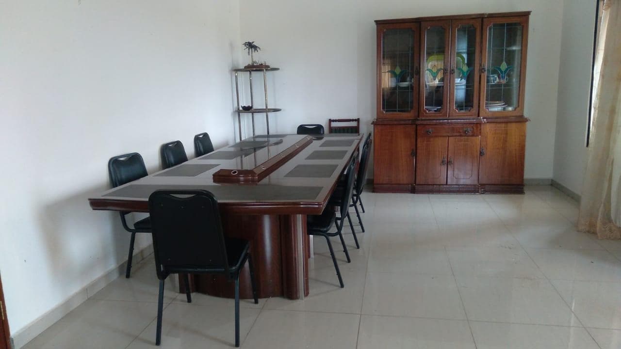 Mesa, estante , cristaleira e cadeiras. · — imagem 2