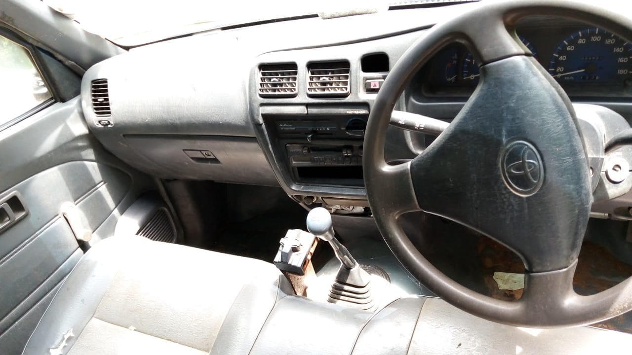 Toyota Hilux · — image 6
