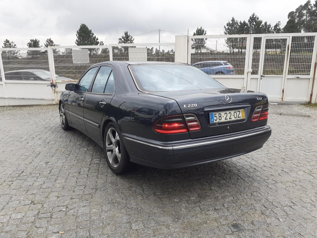 Mercedes-Benz E220 CDI · Ano 2000 — imagen 4