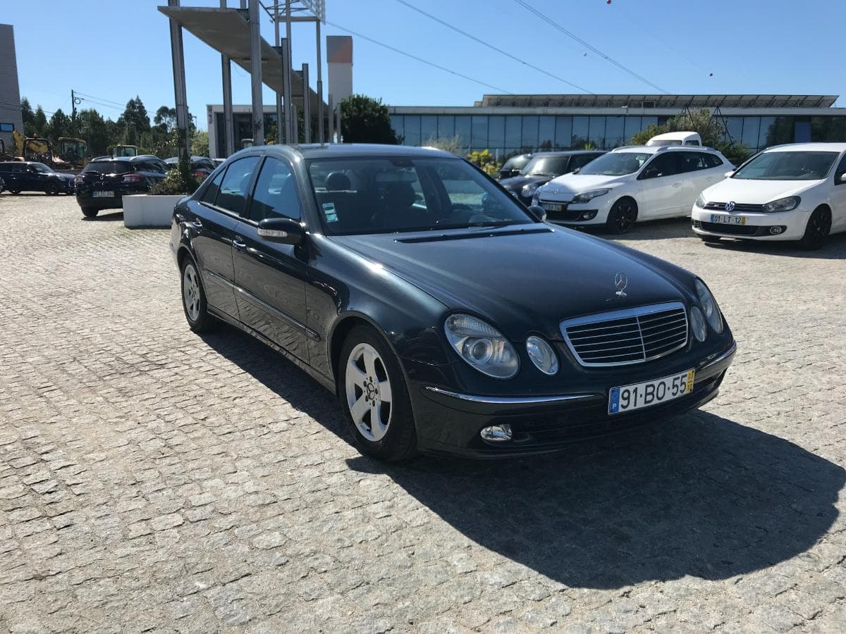 Mercedes-Benz E220 CDI · Ano 2003 — imagem 1