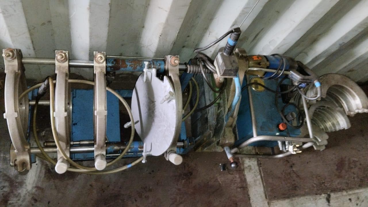 Máquina de soldar tubos pVC + Máquina de soldar tubos PVC + Compressor de Ar + Bombas de água + Macaco hidráulico + Rolos de Arrame + Aventais de couro + Diversos + Diversos + Cabos Hidráulicos + Diversos + Diversos + Mobiliário + Diversos + Diversos + Contentor de 40P · — imagem 2