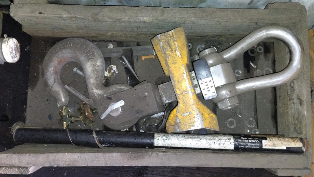 Máquina de soldar tubos pVC + Máquina de soldar tubos PVC + Compressor de Ar + Bombas de água + Macaco hidráulico + Rolos de Arrame + Aventais de couro + Diversos + Diversos + Cabos Hidráulicos + Diversos + Diversos + Mobiliário + Diversos + Diversos + Contentor de 40P · — imagem 27