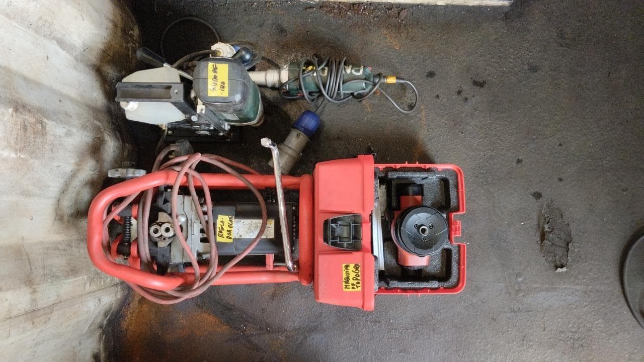 Furadeira + Compressor de Ar "Atlas Copco". + Diversos + Máquina multifuncional + Guinchos + Macaco hidráulico + Diversos + Diversos + Diversos + Diversos + Grampo + Diversos + Diversos + Diversos + Diversos + Tambores 400L de óleo hidráulico. + Bombas de abastecimento de óleo hidráulico + Compressor de Ar + Diversos + Tubos de mangueira + Diversos + Botijão de gás 50L + Diversos + Diversos + Contentor de 40P · — image 28