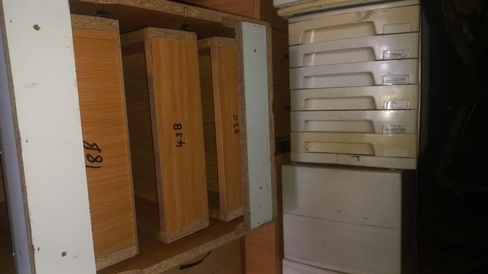 Pranchas metálicas + Mobiliario de escritorio + Mobiliário de escritório + Mobiliário de escritório + Armários metálicos + Mobiliário de escritório + Mobiliário de escritório + Mobiliário de escritório + Mobiliário de escritório + Ar Condicionado + Mobiliário de escritório + Diversos + Diversos + Pastas de arquivo + Contentor de 40P · — imagem 7
